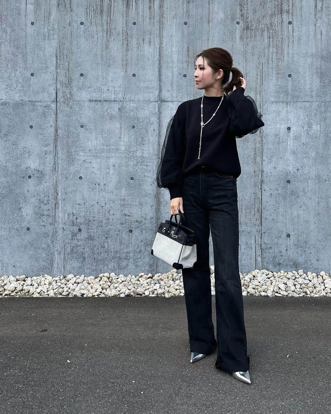 mi01ki24のインスタグラム：「ブラックコーデ ブラックデニムに甘めトップス合わせ🖤  このニット袖がチュールで可愛いすぎる😍 ボトルネックで甘くなりすぎないから カジュアルにも綺麗目にも幅広く使えそう🫶  @titivatejp  #coordinate #titivate #titivatestyle  #ティティベイト #タイアップ #チュールデザインスリーブニットプルオーバー」