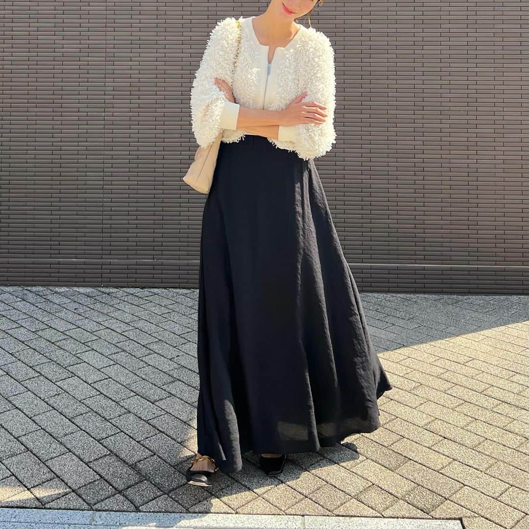 Nagiのインスタグラム：「いい長さのスカート見つけた❤️  @kobe_lettuce の✨  トールサイズの長さが凄くいい☺️☺️ 他の色ほしくなる！  tops. adametrope bottom. #kobelettuce  shoes. #jimmychoo   #code#fashion#コーデ#ファッション#ロングスカート#神戸レタス」