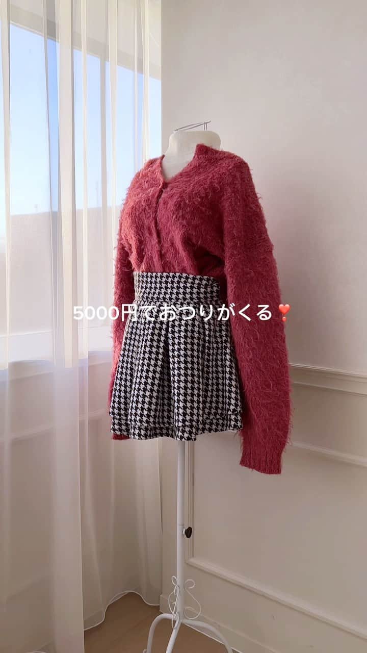 apres jour(アプレジュール) のインスタグラム：「【new arrival🎀】11/2(thu) 21:00〜 ⁡ ◆暖かくて可愛い、着回し抜群なオーバーニットカーディガンが登場！ ⁡ ゆるっと着用可能なオーバーサイズですが、 長すぎず短すぎず絶妙な丈感となっております。  首元の詰まりが気になる方は、ボタンを2.3個開けて着用いただくと、 Vネックデザイン風でも着用が可能です。  色味はシンプルなものから、この時期取り入れたいカラーものまで幅広くご用意しております！  インスタイル、アウトスタイル、前開きで羽織りとしてなど、 様々なスタイリングをお楽しみいただけるので、 1枚で違った雰囲気を出せるアイテムです♪  【使用アイテムはこちら💌⬇️】 ⁡ #オーバーニットカーディガン 商品番号🔎985148 サイズ…F/XL ¥4,995(taxin)  #リボンニットアンサンブル 商品番号🔎986760 サイズ…F/XL ¥4,995(taxin) ⁡ #シャイニークロスキャミワンピース 商品番号🔎988165 サイズ…F/XL ¥4,595(taxin)  #タートルニットトップス 商品番号🔎985137 サイズ…F/XL ¥2,595(taxin)  ⁡ こちらの画像はインスタ用に加工しておりますので、カラーの雰囲気が実際の商品と異なる場合がございます。 商品ページにてカラーのご確認をお願い致します。 ⁡ #ZOZOでしか買えない #アプレジュール #アプレ部」