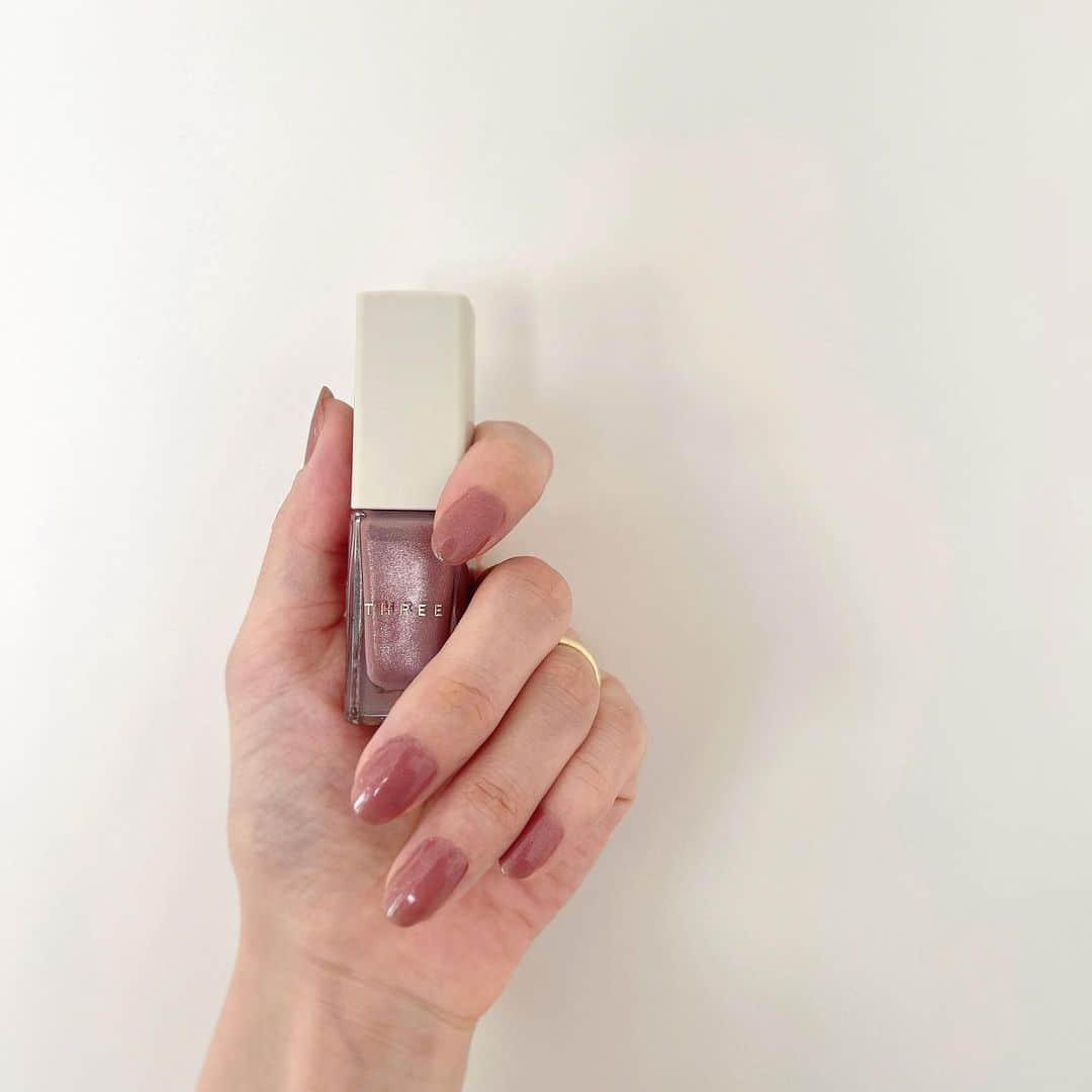 葛岡碧のインスタグラム：「Self Nail 💅  普段は爪も短く、全然ネイルも塗らなくなりましたが、撮影の日に塗ったネイル♪   THREE X61 GOLDEN DAWN  #碧nail」