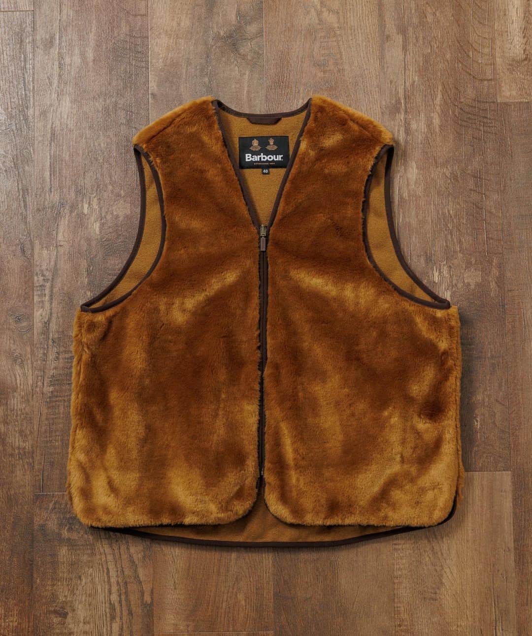 ADAM ET ROPÉさんのインスタグラム写真 - (ADAM ET ROPÉInstagram)「【RECOMMEND ITEM for HOMME】 英国のアウトドア・ライフスタイルを体現するブランド「Barbour(バブアー)」のアダム エ ロペ別注アイテムが好評発売中。  今回はTRANSPORT / BIG SIZE FRONT ZIP FUR LINER VESTの2型をご紹介いたします。  No.1 Barbour EXCLUSIVE TRANS PORT / REVERSIBLE PRICE：¥59,400(tax in)  No.2 Barbour EXCLUSIVE OVER SIZE FRONT ZIP FUR LINER VEST PRICE：¥28,600(tax in)  @adametrope @adametropehomme  @jadorejunonline #adametrope #adametropehomme #jadorejunonline #2023 #autumn #winter  #ブルゾン #アウター #ベスト  #barbour #バブアー」10月30日 19時43分 - adametrope