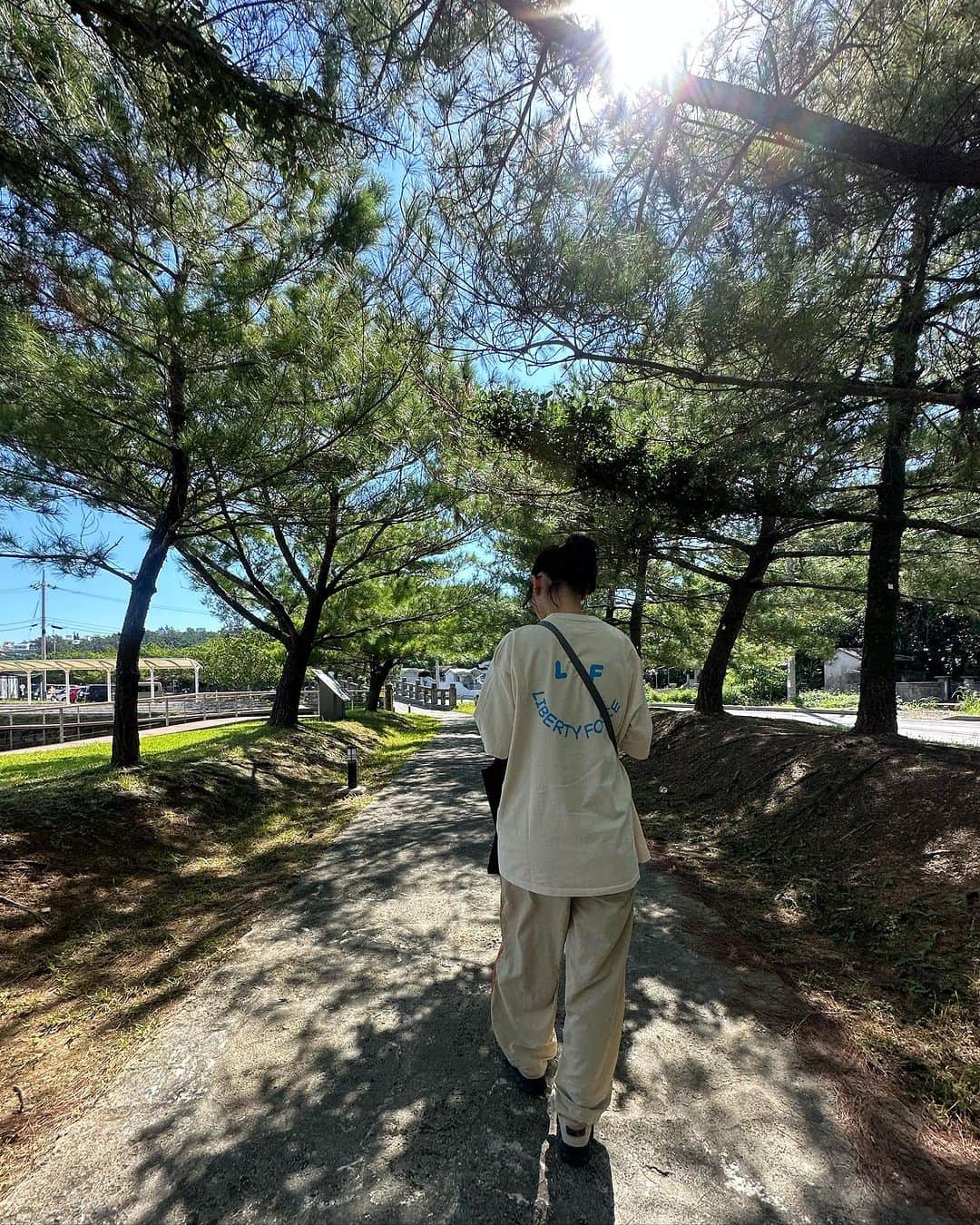 石川瑠利子のインスタグラム：「. 那覇後半🌺🌺🌺 おんなの駅行ったり、チャイ専門店行こうとしたら休みというまさかのハプニングあったり、猫に癒され、みほにガチ朝活に付き合ってもらい🥹🥹🥹 照屋familyにも会えて嬉しかった那覇trip🌟 はーおーにも色んなところに連れていって穴場ビーチで食べたアイスも最高でした🍦💞 食べるの大好きだから食べ物はまた別投稿します❣️笑  ちなみに船の写真ストーリーズにあげてみんなからダイビング！？って連絡きたけど、まさかのスキンダイビング🤿です🤭しっかり船酔いして散々だったけど楽しかった🙆🏻‍♀️💞  #trip #travelphotography #japantrip #okinawa #沖縄 #沖縄旅行」