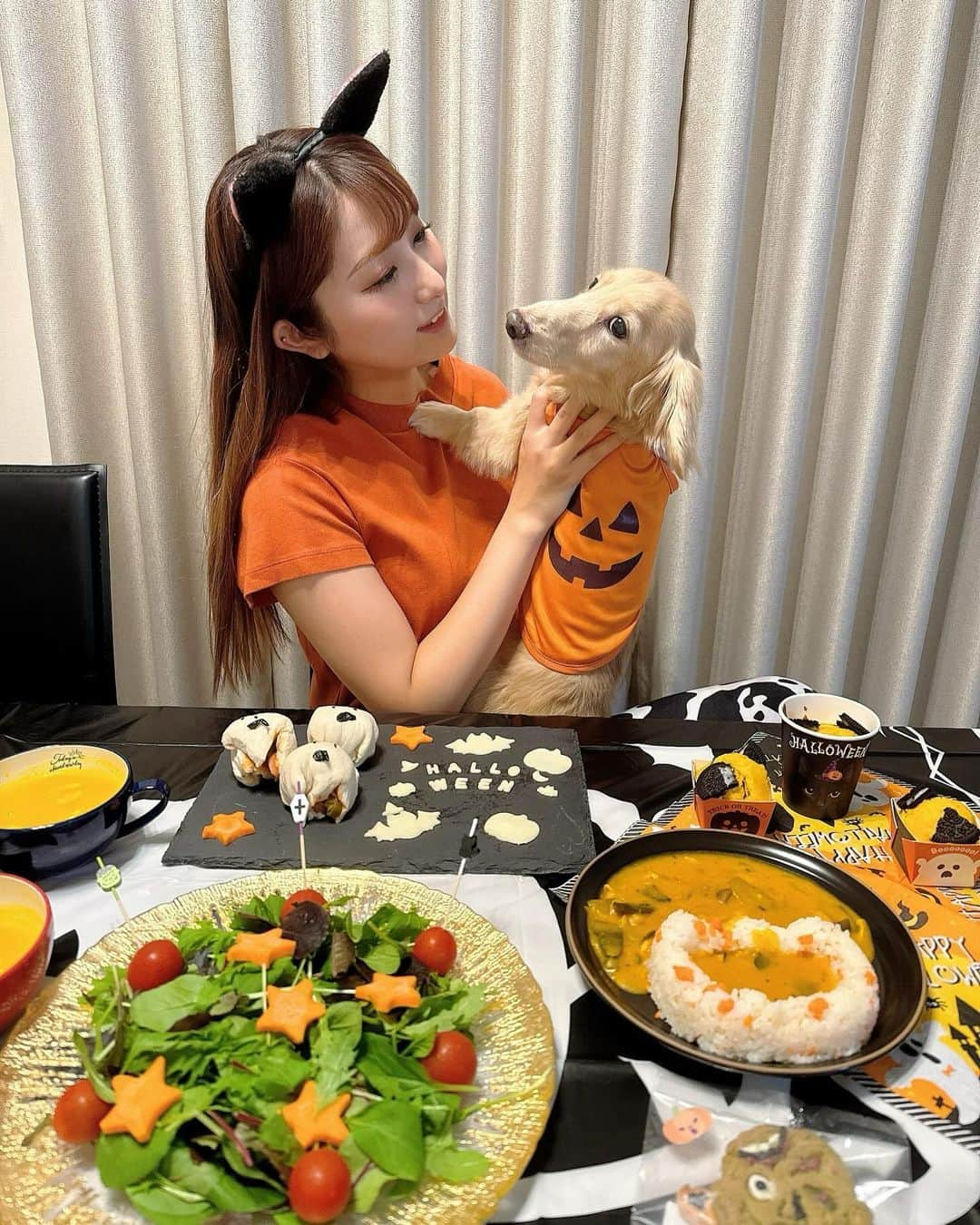 青野美沙稀のインスタグラム：「ハロウィンご飯 頑張って作りました👻👻  ▼パンプキンクリームシチュー ▼キャロットライス ▼サラダ ▼おばけナポリタン ▼パンプキンスープ ▼パンプキンオレオマフィン  かぼちゃ祭り🎃🎃🎃  お家でパーティーが ハロウィンの楽しみ方🤘🏻  #happyhalloween #ハッピーハロウィン #ハッピーハロウィン🎃  #ハロウィン #ハロウィンパーティー  #ハロウィンごはん #手作りご飯 #パンプキン #パンプキンスープ  #かぼちゃ #かぼちゃ料理」