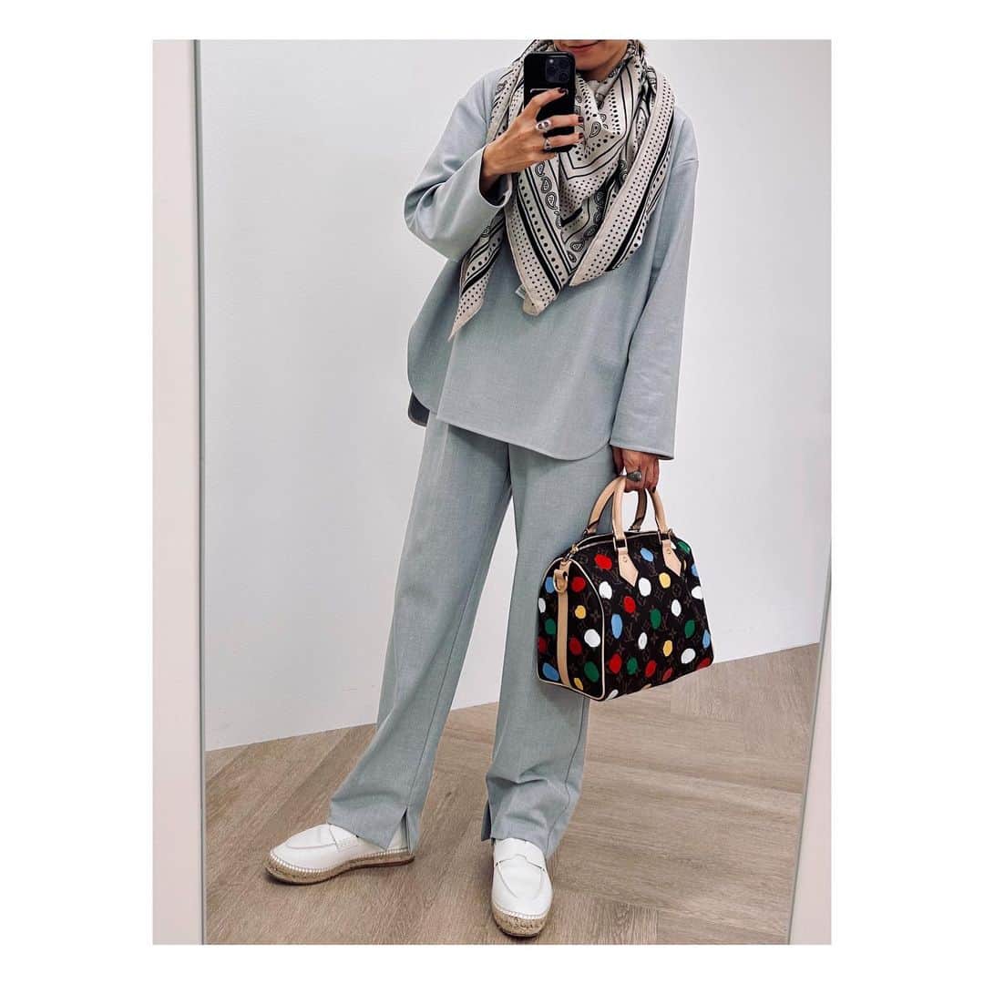 yori designerのインスタグラム：「🩶  月曜日は朝一pilatesへ行ってから 週末の凝り固まった身体をほぐしてから会社へ。  2024AWのデザインも固まり ダッシュで帰り、今夜は煮込みハンバーグ🍴  酒2 ケチャップ2 醤油1 砂糖1 中濃ソース1  昔見たクックパッドの黄金比✨  家族みんながパクパク食べる姿を見て 今日もやりきった💪🏻と自画自賛👏🏻  #yori_japan  #ウォーム裏起毛tee  #ウォーム裏起毛ハンサムパンツ  @_y_o_r_i_」
