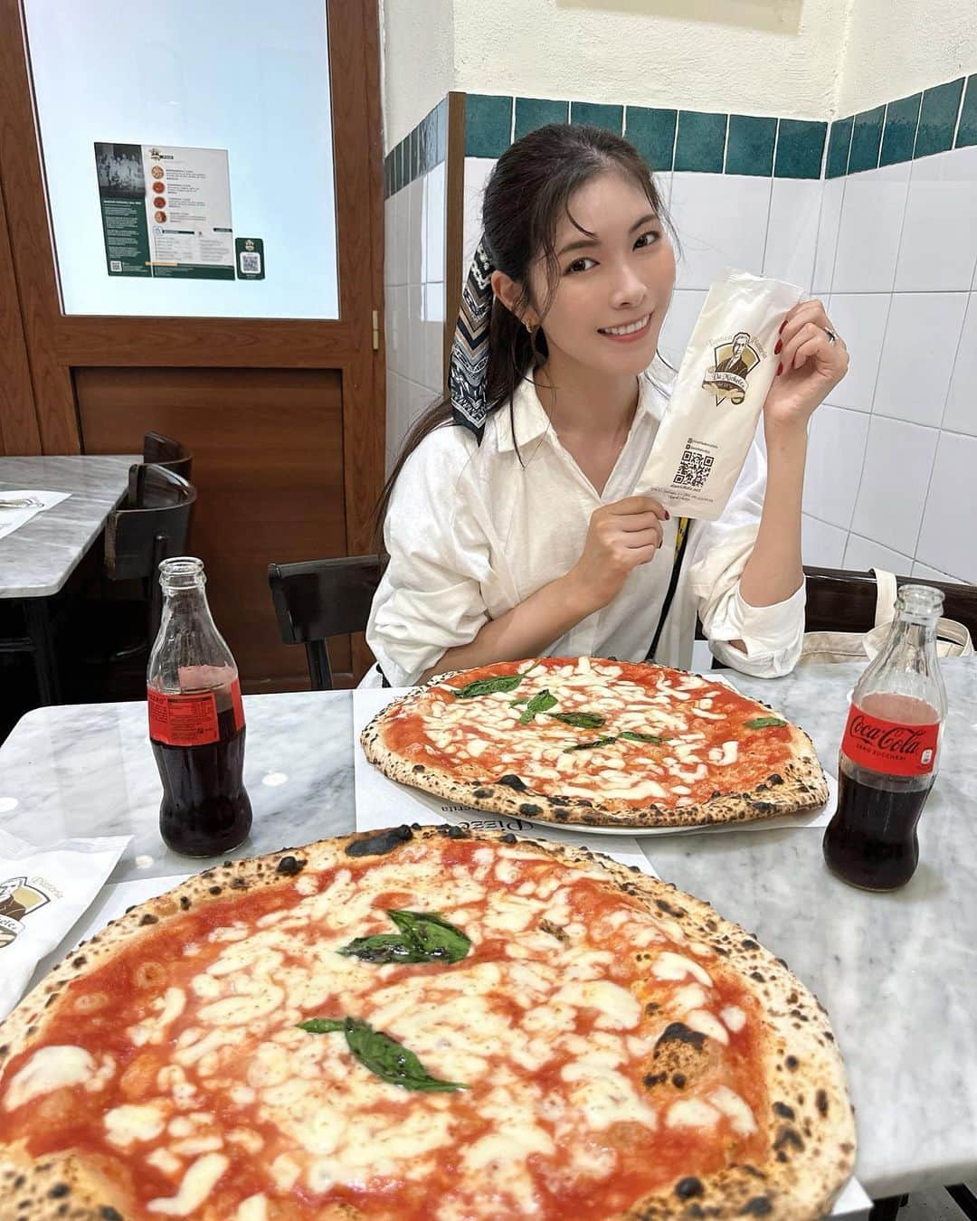 Yuika Matsuさんのインスタグラム写真 - (Yuika MatsuInstagram)「📍イタリア旅行 in ナポリ編🇮🇹 　 ナポリと言ったらピザ🍕を食べなきゃ 帰れない！！ 　 というわけで歩けばそこら中にピザ屋さんが あるナポリでも特別に人気のお店 　 【L'Antica Pizzeria da Michele】 に行けましたーっ！！  ここはあの、 ジュリア・ロバーツ主演の映画 「食べて祈って恋をして」で登場した 本人が美味しそうにピザを頬張っていたのでも有名❤️ 　 　 ぜーったいに来たかったの！ 只めちゃくちゃ人気店なので オープン前からかなり人が並んでます… 　 メニューはピザ４種類全て€5,50、 飲み物全て€2,50、コッペルト€1です。 　  注文してすぐに巨大ピザが運ばれてきますっ🍕 大きいけど生地が薄くモチモチ系なので 私は1枚食べ切れました！ 　 めちゃくちゃ美味しかったぁ🥹 　  ┈┈┈┈┈┈┈ ❁ ❁ ❁ ┈┈┈┈┈┈┈┈ 【L'Antica Pizzeria Da Michele】 📍 Via Cesare Sersale, 1, 80139 Napoli NA, イタリア 🕙11:00～23:00  ┈┈┈┈┈┈┈ ❁ ❁ ❁ ┈┈┈┈┈┈┈┈ 　  #ゆいか新婚旅行　 ⇧新婚旅行の投稿が好評だったので こちらのハッシュタグから全て見れるように まとめてます❤️ 　 　 When I say Naples, I have to have pizza. I can't leave!  A special favorite in Naples L'Antica Pizzeria da Michele in Naples!   Movie starring Julia Roberts in "Eat, Pray, Love," starring Julia Roberts. 　　 A large pizza is delivered right after ordering! It's big, but the dough is thin and chewy. I could eat a whole slice!  It was very tasty! 　 　 　  #旅行#海外旅行#イタリア旅行 #イタリア #ナポリ #ナポリ旅行 #napoli #italy #galleriaumberto #galleria #ナポリピザ#LAnticaPizzeriaDaMichele #食べて祈って恋をして」10月30日 19時48分 - yuika00802