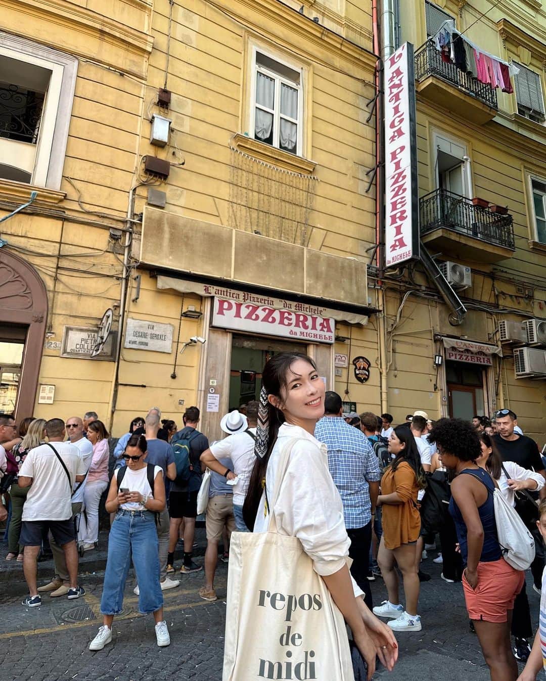 Yuika Matsuさんのインスタグラム写真 - (Yuika MatsuInstagram)「📍イタリア旅行 in ナポリ編🇮🇹 　 ナポリと言ったらピザ🍕を食べなきゃ 帰れない！！ 　 というわけで歩けばそこら中にピザ屋さんが あるナポリでも特別に人気のお店 　 【L'Antica Pizzeria da Michele】 に行けましたーっ！！  ここはあの、 ジュリア・ロバーツ主演の映画 「食べて祈って恋をして」で登場した 本人が美味しそうにピザを頬張っていたのでも有名❤️ 　 　 ぜーったいに来たかったの！ 只めちゃくちゃ人気店なので オープン前からかなり人が並んでます… 　 メニューはピザ４種類全て€5,50、 飲み物全て€2,50、コッペルト€1です。 　  注文してすぐに巨大ピザが運ばれてきますっ🍕 大きいけど生地が薄くモチモチ系なので 私は1枚食べ切れました！ 　 めちゃくちゃ美味しかったぁ🥹 　  ┈┈┈┈┈┈┈ ❁ ❁ ❁ ┈┈┈┈┈┈┈┈ 【L'Antica Pizzeria Da Michele】 📍 Via Cesare Sersale, 1, 80139 Napoli NA, イタリア 🕙11:00～23:00  ┈┈┈┈┈┈┈ ❁ ❁ ❁ ┈┈┈┈┈┈┈┈ 　  #ゆいか新婚旅行　 ⇧新婚旅行の投稿が好評だったので こちらのハッシュタグから全て見れるように まとめてます❤️ 　 　 When I say Naples, I have to have pizza. I can't leave!  A special favorite in Naples L'Antica Pizzeria da Michele in Naples!   Movie starring Julia Roberts in "Eat, Pray, Love," starring Julia Roberts. 　　 A large pizza is delivered right after ordering! It's big, but the dough is thin and chewy. I could eat a whole slice!  It was very tasty! 　 　 　  #旅行#海外旅行#イタリア旅行 #イタリア #ナポリ #ナポリ旅行 #napoli #italy #galleriaumberto #galleria #ナポリピザ#LAnticaPizzeriaDaMichele #食べて祈って恋をして」10月30日 19時48分 - yuika00802