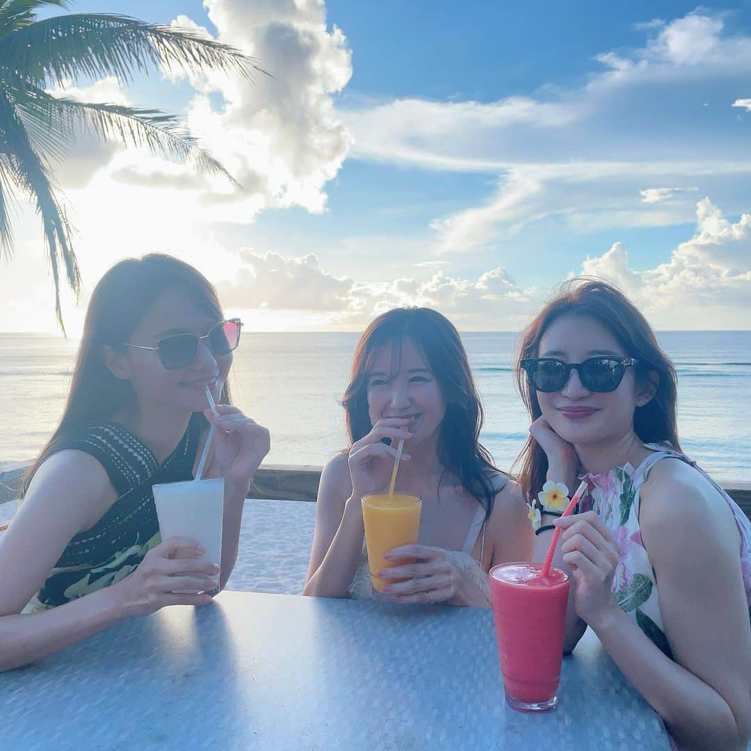 長江愛美さんのインスタグラム写真 - (長江愛美Instagram)「🇬🇺🌅  sunset dinner🏝️🌙🍽️  @beachbarguam  最高のロケーションで、sunsetを見ながらのディナー🌅  本当に美しすぎて、ため息😮‍💨♡  いつまででも見ていたい気持ちだった🥹💙  テーブルの下に猫ちゃんが来て、人懐っこく、ずっと足元にいてくれてとても癒された🐈  たっくさん写真撮りましたよ🤳🏝️  #dusitthaniguam  #デュシタニグアム #デュシタニグアムリゾート  #グアム旅行  #グアム旅 #guamtrip  #sunset #グアムグルメ  #グアム観光  #サンセットディナー #マジックアワー」10月30日 19時49分 - manamin.512