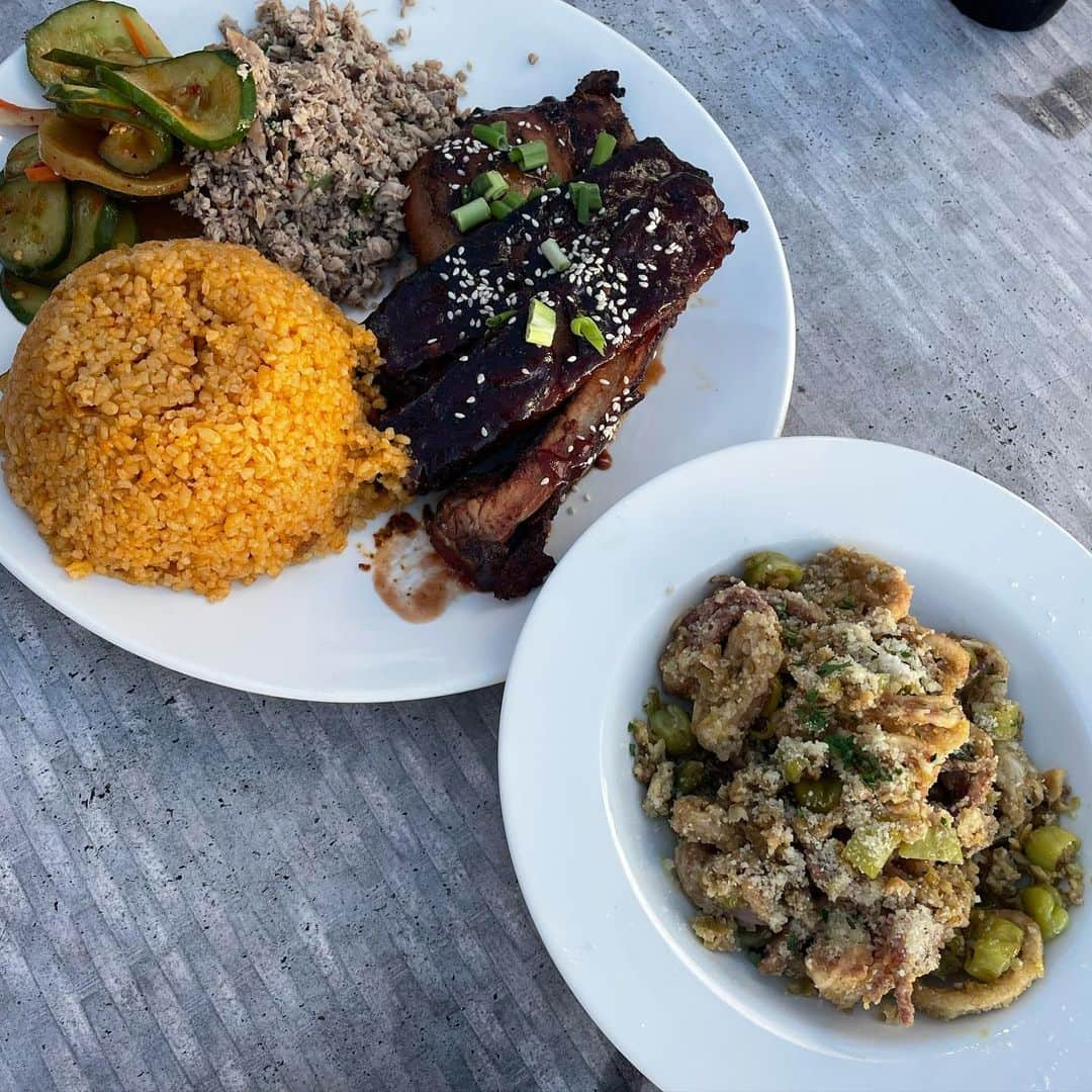 長江愛美さんのインスタグラム写真 - (長江愛美Instagram)「🇬🇺🌅  sunset dinner🏝️🌙🍽️  @beachbarguam  最高のロケーションで、sunsetを見ながらのディナー🌅  本当に美しすぎて、ため息😮‍💨♡  いつまででも見ていたい気持ちだった🥹💙  テーブルの下に猫ちゃんが来て、人懐っこく、ずっと足元にいてくれてとても癒された🐈  たっくさん写真撮りましたよ🤳🏝️  #dusitthaniguam  #デュシタニグアム #デュシタニグアムリゾート  #グアム旅行  #グアム旅 #guamtrip  #sunset #グアムグルメ  #グアム観光  #サンセットディナー #マジックアワー」10月30日 19時49分 - manamin.512