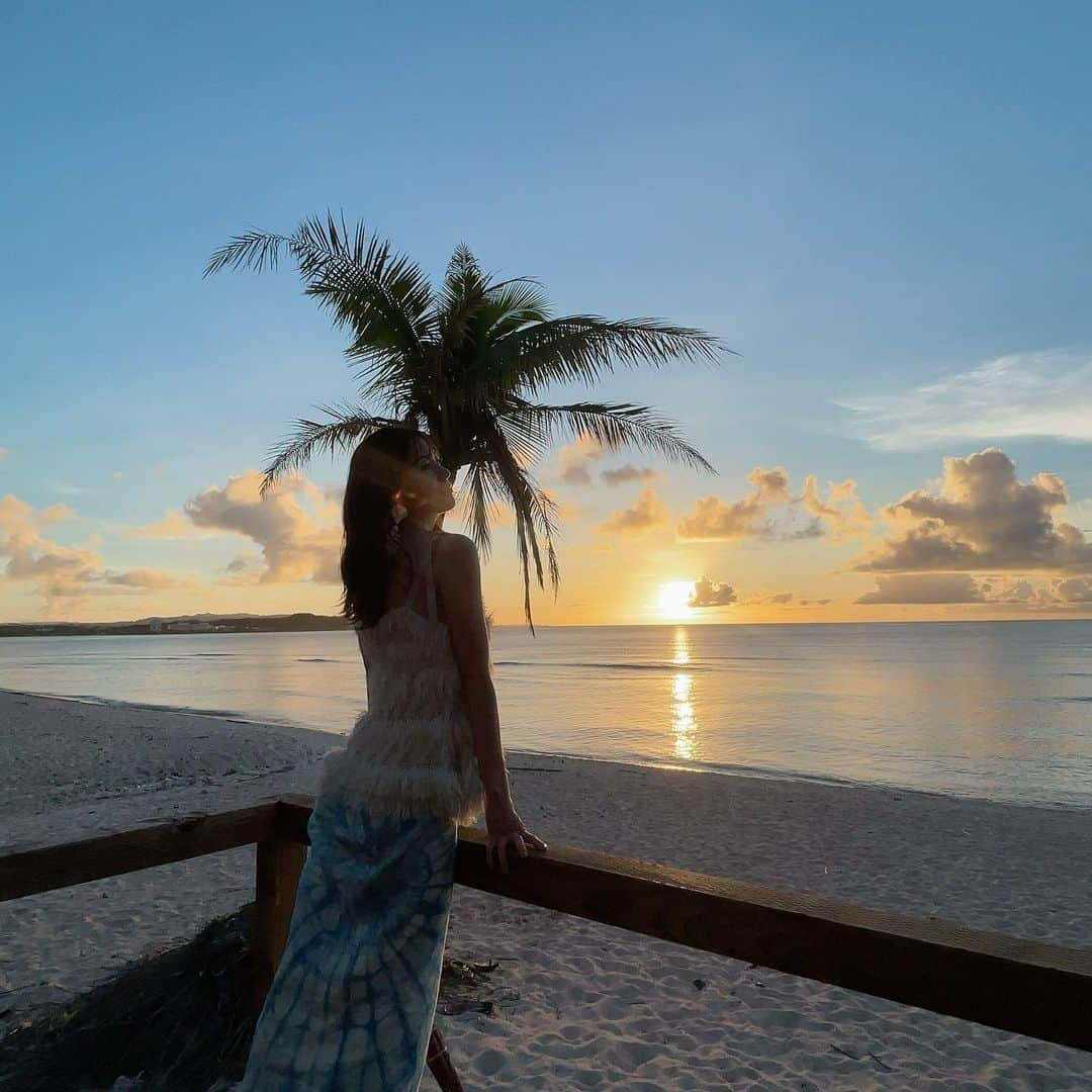 長江愛美さんのインスタグラム写真 - (長江愛美Instagram)「🇬🇺🌅  sunset dinner🏝️🌙🍽️  @beachbarguam  最高のロケーションで、sunsetを見ながらのディナー🌅  本当に美しすぎて、ため息😮‍💨♡  いつまででも見ていたい気持ちだった🥹💙  テーブルの下に猫ちゃんが来て、人懐っこく、ずっと足元にいてくれてとても癒された🐈  たっくさん写真撮りましたよ🤳🏝️  #dusitthaniguam  #デュシタニグアム #デュシタニグアムリゾート  #グアム旅行  #グアム旅 #guamtrip  #sunset #グアムグルメ  #グアム観光  #サンセットディナー #マジックアワー」10月30日 19時49分 - manamin.512