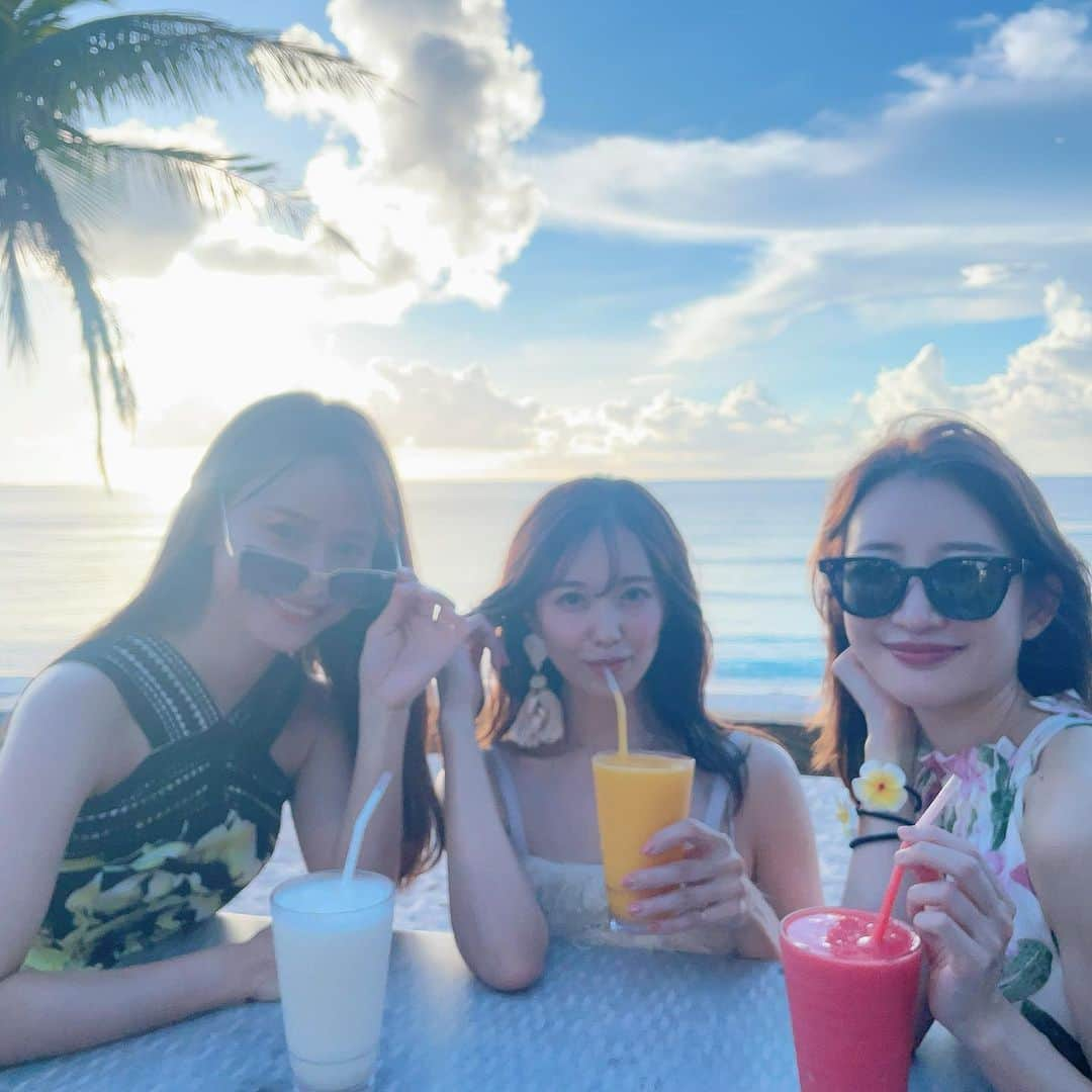 長江愛美さんのインスタグラム写真 - (長江愛美Instagram)「🇬🇺🌅  sunset dinner🏝️🌙🍽️  @beachbarguam  最高のロケーションで、sunsetを見ながらのディナー🌅  本当に美しすぎて、ため息😮‍💨♡  いつまででも見ていたい気持ちだった🥹💙  テーブルの下に猫ちゃんが来て、人懐っこく、ずっと足元にいてくれてとても癒された🐈  たっくさん写真撮りましたよ🤳🏝️  #dusitthaniguam  #デュシタニグアム #デュシタニグアムリゾート  #グアム旅行  #グアム旅 #guamtrip  #sunset #グアムグルメ  #グアム観光  #サンセットディナー #マジックアワー」10月30日 19時49分 - manamin.512