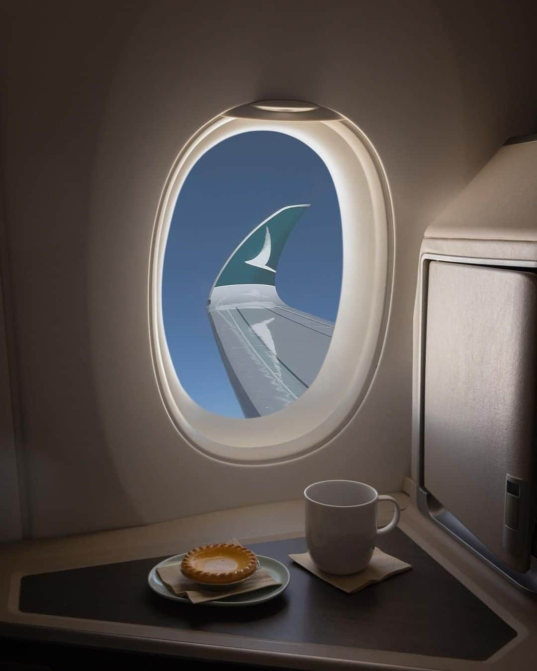 キャセイパシフィック航空のインスタグラム：「Nothing amps up flight day quite like a crumbly egg tart paired with a hot cup of JING Tea💭. Taste the Hong Kong flavours in the detail 🇭🇰!   #cathaypacific #MoveBeyond   酥脆的蛋撻配上一杯暖心的JING Tea，還有什麼能令你的旅程更寫意💭？一同於空中品嚐正宗的港式滋味 🇭🇰！  #國泰航空 #志在飛躍   📸 @laizas_」