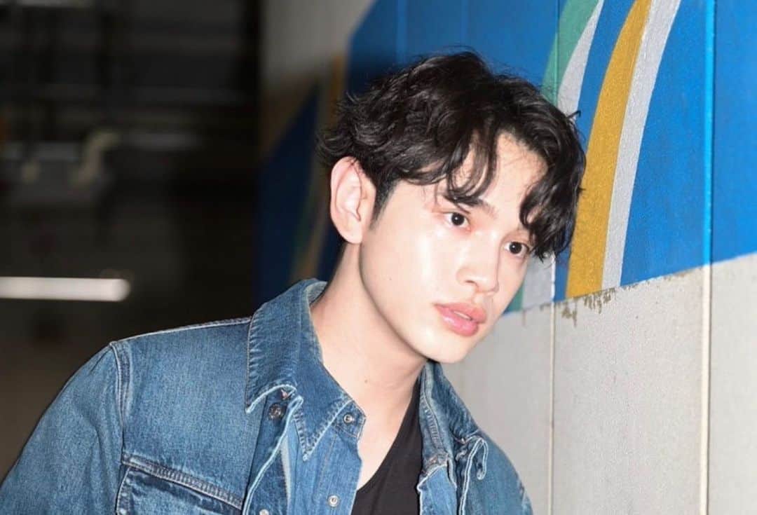 鈴木康介のインスタグラム：「こちら卓上カレンダーの表紙🤲🏻 みんなはどっちが好きー?」