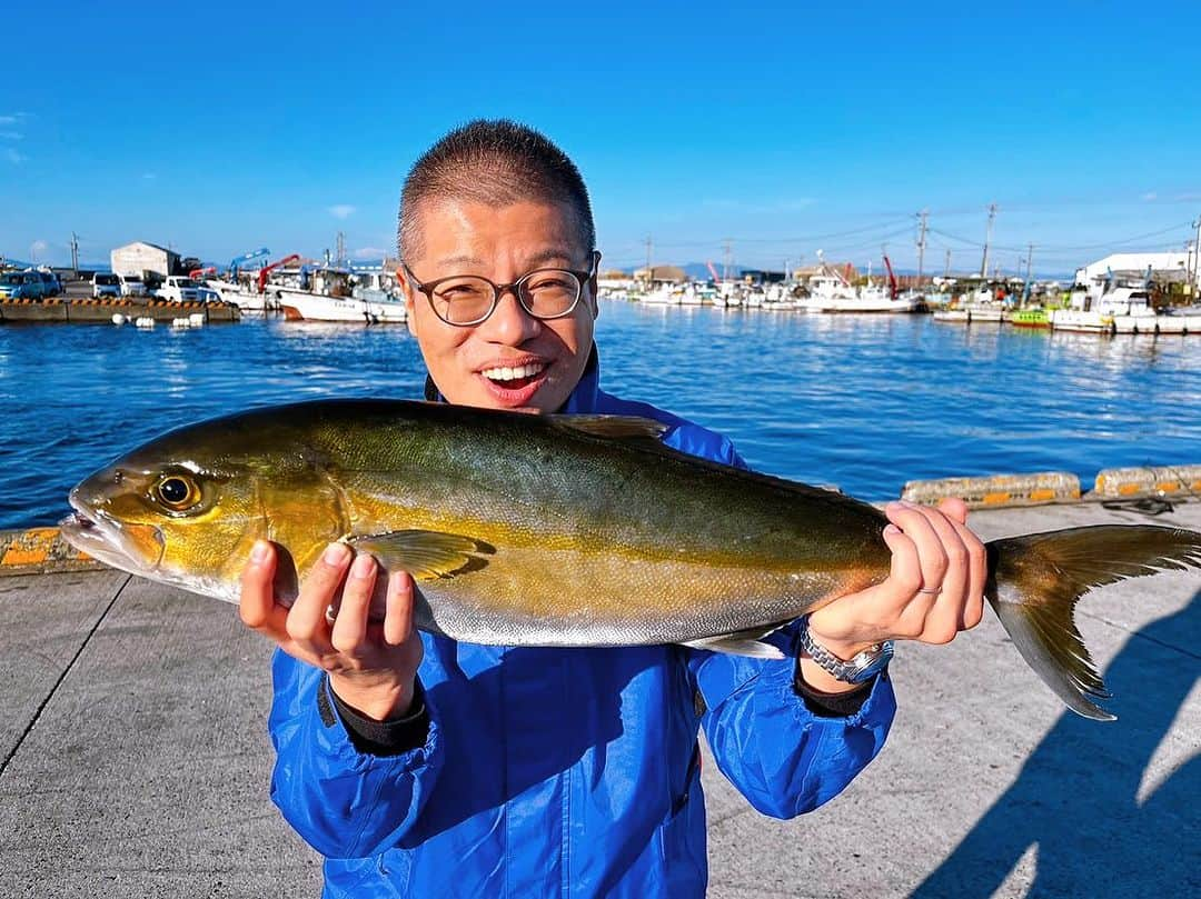 岩崎弘志さんのインスタグラム写真 - (岩崎弘志Instagram)「. 鹿児島から4ヶ月ぶりのTHE TIME,中継📺🎤  ご覧頂きありがとうございましたーーー🙇🏻‍♂️✨  養殖生産量日本一のカンパチをご紹介しました🐟🏖️  かのやかんぱち生産者の田村さんと一緒に持って いるのは、水揚げされた約60cm、4kgの立派な カンパチ🐟‼︎重さもズッシリです⤴︎⤴︎  水温が下がるこれからの時期に旬を迎える鹿児島の　　カンパチ☺️🎶  生け簀の中の4000尾の朝食シーンはいかがでしたか⁉︎ 水しぶきの迫力がすごかったですねーー🤩👏🏻  その餌には鹿屋市の花「バラ」も練り込まれています🌹  バラに含まれるポリフェノールが、カンパチの身の 臭みを抑え、鮮度を保つんだそう✨  刺身や寿司はもちろん、これからの寒いシーズンは しゃぶしゃぶもいいですね🍲☺️  鹿児島県内外問わず、ぜひ皆さん召し上がって ください😋🐟‼︎‼︎  ※ちなみに中継後は恒例のMBCラジオ「たんぽぽ 　倶楽部」のスタジオへ📻🎙️ 　@mbc.popo  　えつこさんも大興奮の様子でした☺️👏🏻 　はしゃぎ過ぎて水と氷をスタジオでぶちまけたことは 　ココだけの秘密ですよ🤫  #カンパチ #鹿児島 #鹿屋 #鹿児島グルメ #鹿屋グルメ  #どんどん鹿児島 #おでかけカゴシマ #シェアカゴ  #鹿児島ランチ #鹿児島観光 #鹿児島旅行 #かごしま #鹿児島ディナー #鹿児島居酒屋 #鹿児島ドライブ  #鹿屋市 #鹿屋ランチ #kagoshima #kagoshimafan  #kagoshimajapan #kagoshimafood #kagoshimatrip  #MBCテレビ #MBCラジオ #南日本放送 #アナウンサー  #岩﨑弘志 #thetime_tbs #TBSテレビ #tege2  @thetime_tbs」10月30日 19時49分 - iwasakikoji0326