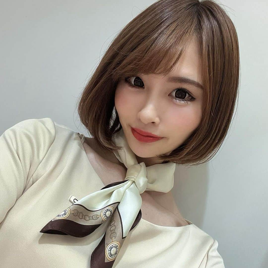ひなぴーまるのインスタグラム：「モビリティショーJAPANMOBILITYSHOW2023(旧:東京モーターショー) 東5ホールBYDブースのシールの所にいます次は明日31日.1日.５日いる予定です💡是非お立ち寄り下さい🫶 #JMS #BYD #ジャパンモビリティショー #JAPANMOBILITYSHOW #JAPANMOBILITYSHOW2023」