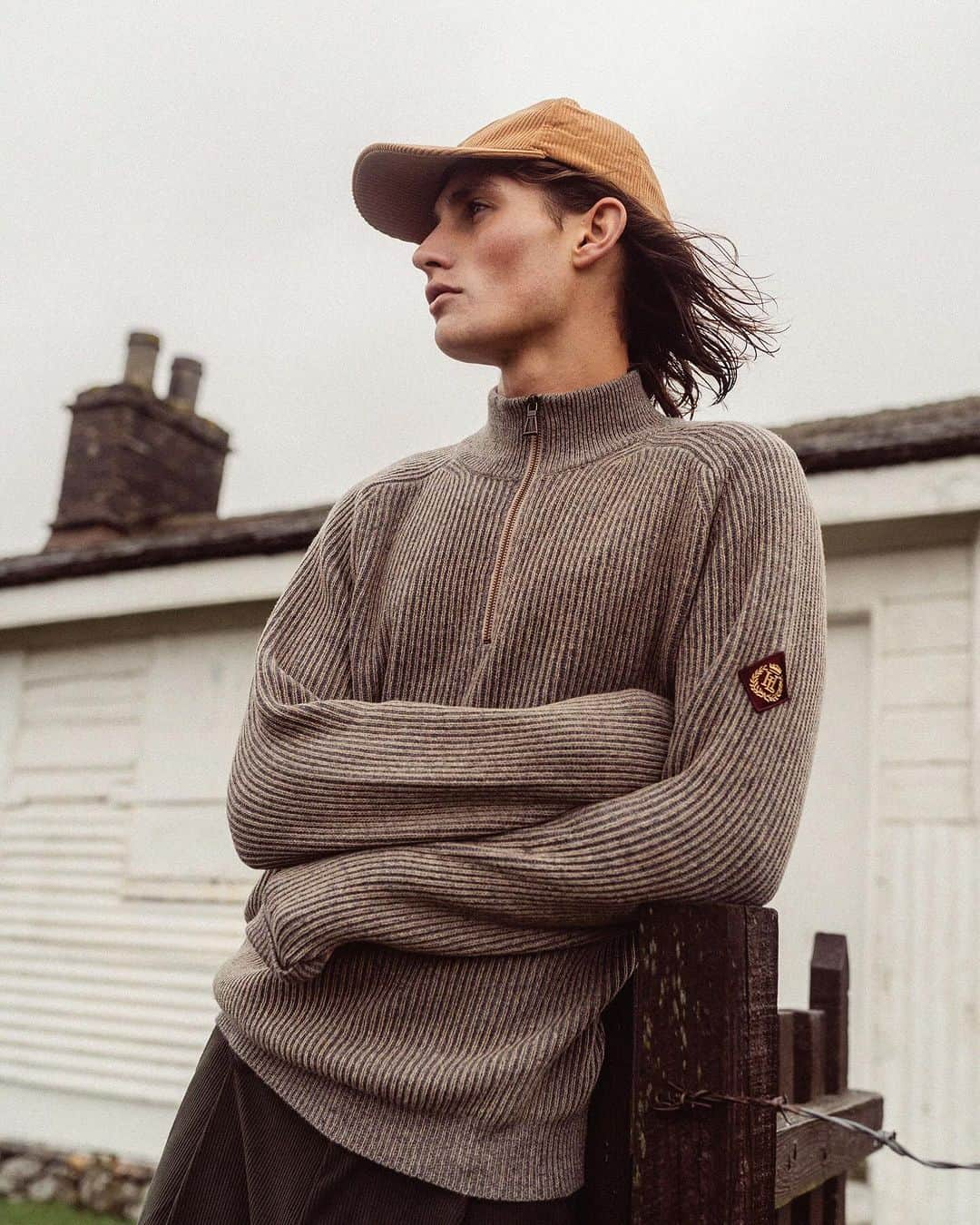 ヘンリロイドのインスタグラム：「THE BRIXAM KNIT.  The Brixam knit is a medium to heavy-weight RWS merino wool-blend half-zip jumper. Crafted with the vanisé knitting technique, it boasts a unique three-dimensional texture in contrasting charcoal and sand shades.   80% of the jumpers composition sourced from responsible merino wool and 20% from recycled polyamide obtained from discarded fishing nets. It features the iconic Henri-Lloyd diamond embroidered logo on the left sleeve, a YKK antique brass zip, a heritage triangular zip puller, and a 9-gauge fisherman Vanisé rib knit. The relaxed fit is enhanced by a ribbed neck, cuffs, and hem detailing.  #henrilloyd」