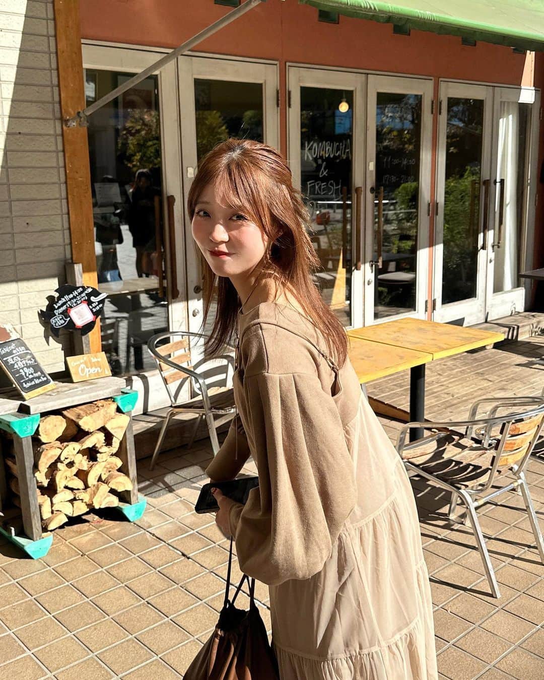 みなまつのインスタグラム：「重ねても別々でもかわいいセットワンピ。✨ ⁡ そしてゆる楽ちんヘアアレンジどうかな〜 秋になって、重ねたい願望すごいから チュールキャミワンピ重宝するゾ😼💞 ⁡ 次の新作です 眩しくてニッコニコ☺︎ ⁡ #code」