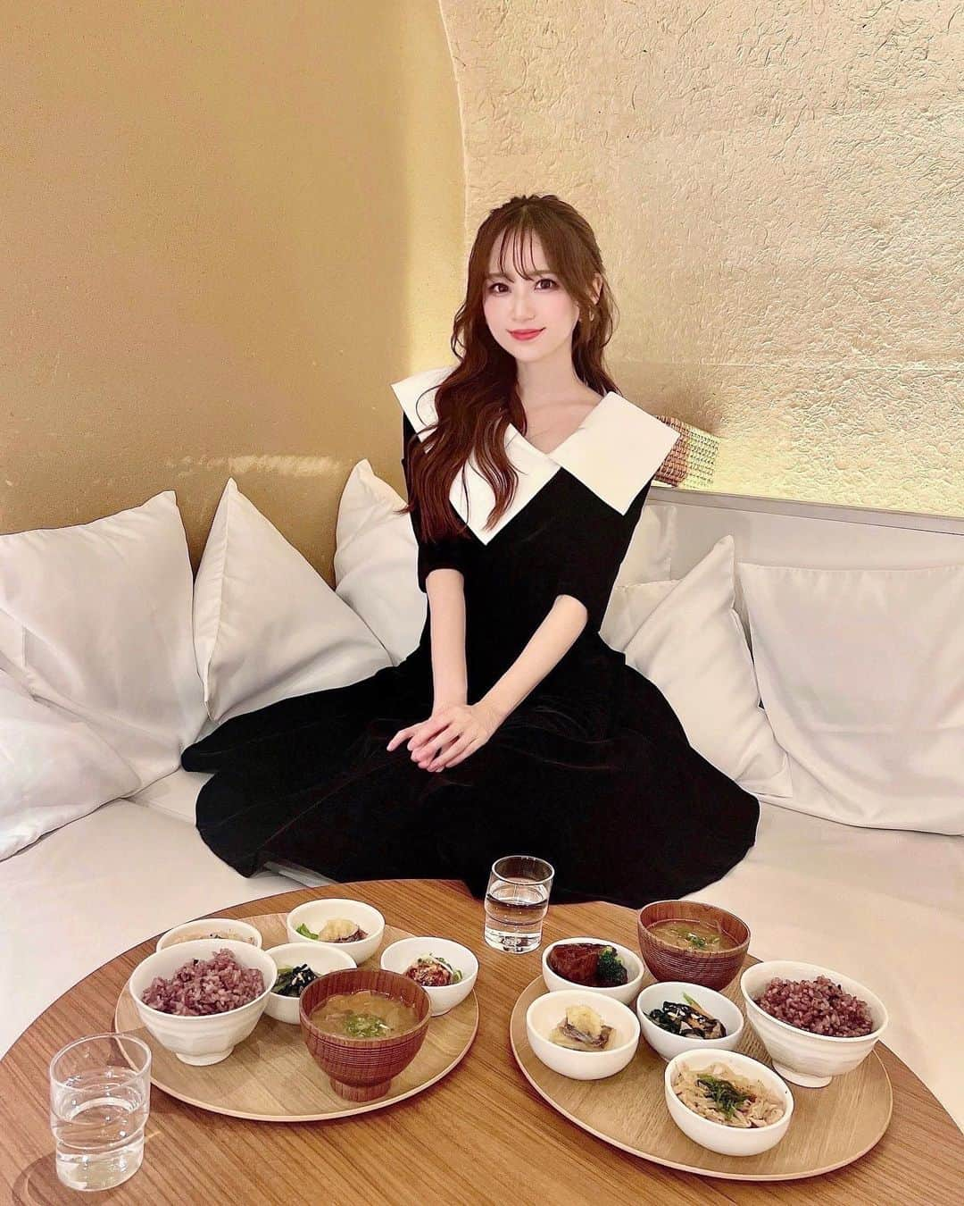 小越しほみのインスタグラム：「あこちゃんと和なカフェでご飯した日🍚  仕事はじめた時初めて一緒にお仕事したのがあこちゃんで すごく優しくて感動したんだけど変わらず優しくて ディズニーハロウィンのお菓子くれた🥹🤍  King Gnu好きで再会してこの日はadidasの常田さんに チケット祈願しにいったらまさかのあこちゃんが ドーム1日当選して一緒に行けることになったー！✨  うれしみ…たのしみ…☺️🫶🏻🫶🏻  .  .  .  .  .  .  .  .  .  #和カフェ #yusoshi #渋谷カフェ #渋谷グルメ #渋谷ランチ #渋谷 #渋谷ディナー #カフェ #カフェ巡り #カフェランチ #カフェ部 #カフェ活 #カフェ好きな人と繋がりたい #カフェスタグラム #東京カフェ #cafe #cafestagram #秋コーデ 秋服 #秋服コーデ #leja #ビックカラー #ビッグカラーワンピース #和食 #和食ランチ #和食ディナー #和食屋 #和食ごはん #和食プレート #kinggnu #キングヌー」