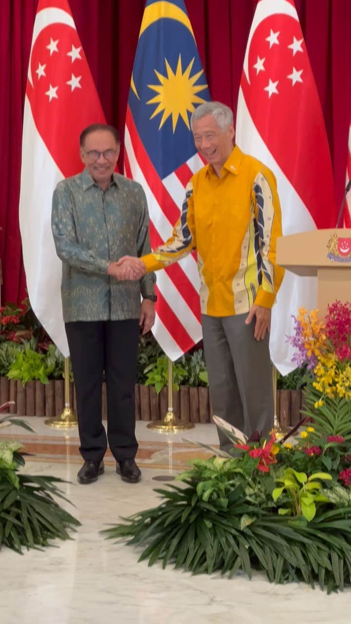 リー・シェンロンのインスタグラム：「Delighted to welcome Malaysian PM @anwaribrahim_my to the Istana today for the 10th Singapore-Malaysia Leaders’ Retreat!  It was a fruitful meeting. Our ministers agreed to update the Malaysia-Singapore Business Development Fund and signed an MOU to deepen collaboration between SMEs of both countries. We also took the opportunity to discuss various bilateral issues.  With our shared history, similar cultures, as well as being each other’s second largest trading partners, Singapore and Malaysia have a unique relationship – a partnership that I hope will endure for many years to come. – LHL   (PMO Video by Anthony Chia)」