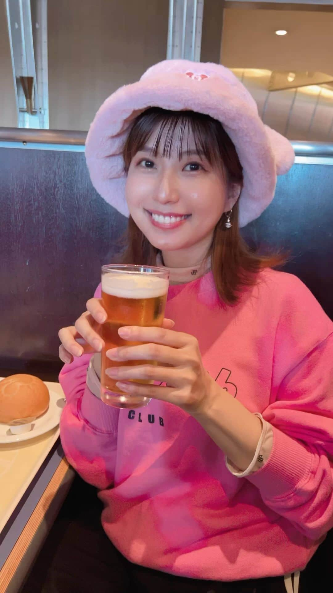 天野麻菜のインスタグラム：「ビール女子。3646  #ビール #ビール女子 #beer #beerstagram #お酒 #アルコール #タレント #グラビア #女優 #天野麻菜 #休まず #毎日飲んでる #記録更新中 #ビールのcm #オファー待ち #ビール大好き #乾杯 #乾杯シリーズ #1日1ビール #9年以上 #続けてる #まだまだ #これから  #今日で #3646日目 #ディズニーシー」