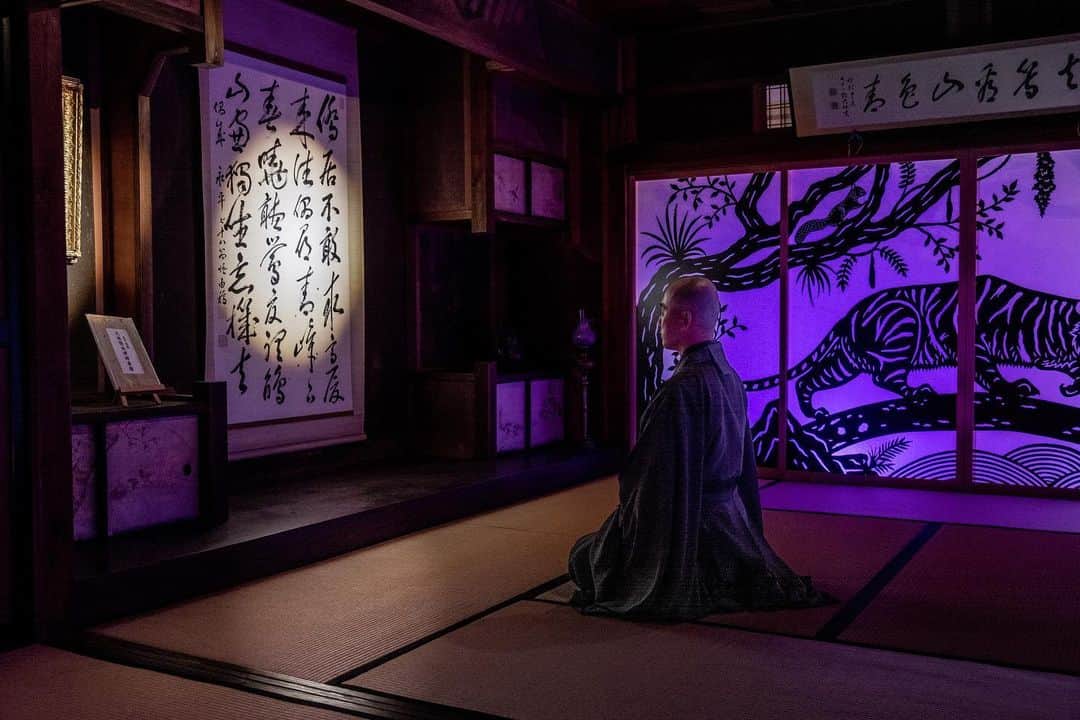 あや ◡̈*❤︎ayaさんのインスタグラム写真 - (あや ◡̈*❤︎ayaInstagram)「. . 滋賀県米原市の 「orite art 青岸寺」  ライトアップは終了しましたが 日中拝観時間は幻想的でアートな空間として展覧会「orite art 青岸寺」として開催中！ まだ見れますよ🤲  日程:～11月30日(木)まで  ┈┈┈┈┈┈┈┈┈ 📍青岸寺 滋賀県米原市米原669 @kyukosann   🚃 JR米原駅東口より徒歩約10分 🚗無料駐車場あり  ┈┈┈┈┈┈┈┈┈ ※休園日及び詳しくは公式HPを  ご覧ください  撮影協力 :青岸寺  @biwako_no_moto_dmo  @maibara_city   @teppeihayakawa  #早川鉄兵 #切絵障子 @sasaki_moccow  #笹木木工 #ミニ行灯タワー #大橋丈夫 #陶灯り #moss-connect #今田裕 #苔テラリウム #西川礼華 #絵画 #切絵照明 #滋賀県米原市  #青岸寺  #ライトアップ  #しがトコ」10月30日 19時59分 - aya.15aya