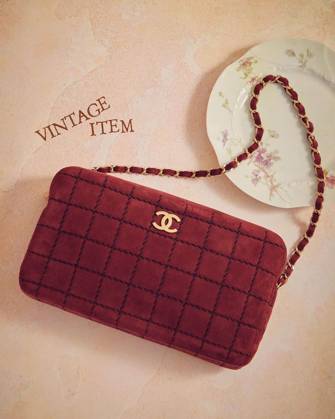 ルミネ有楽町さんのインスタグラム写真 - (ルミネ有楽町Instagram)「【 #VINTAGEITEMS 】  上質なヴィンテージアイテムは、 秋らしい大人の装いを演出してくれます。  永く愛されてきた名品との一期一会の出会いを探してみては？  . 👜 VINTAGE CHANEL camera bag ¥319,000 デクーヴェルト［ルミネ1/2F］  ※商品は撮影時期のものです。展開商品や在庫は時期により異なりますので、ショップまでお問い合わせください。  . #ルミネ有楽町 #lumineyurakucho #オトナルミネ #otonalumine #デクーヴェルト #decouverte #ベイクルーズ #baycrews #CHANEL #vintagechanel #ヴィンテージ #vintagebag」10月30日 20時00分 - lumine_yurakucho