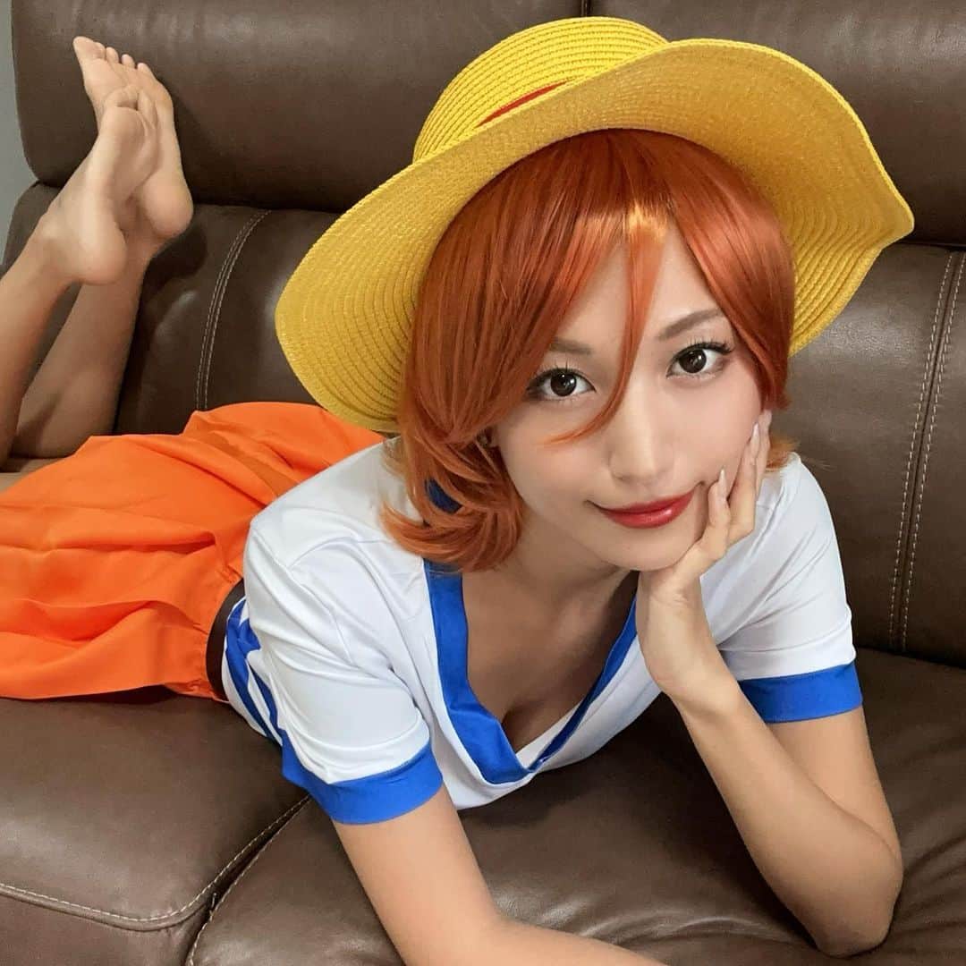 のインスタグラム：「泥棒猫🐈🍊  ナミ服ver. 最後の写真はブルックと🤭☠️ アナザーショットはミーミューズに載せるね💰🧡  #ナミ#ナミコスプレ#ワンピース#ワンピースコスプレ#ハロウィン#ハロウィンコスプレ#コスプレ#nami#namicosplay#onepiece#onepiececosplay#cosplay#halloween」