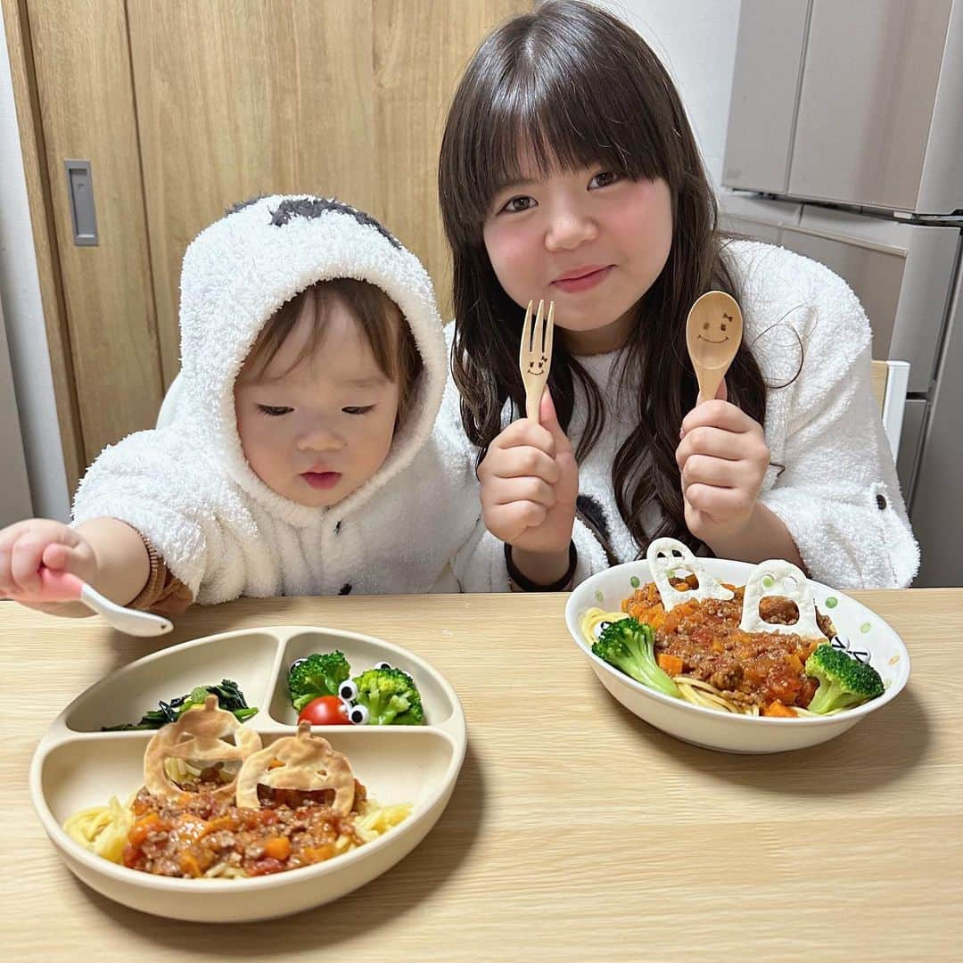 おかんとむすめさんのインスタグラム写真 - (おかんとむすめInstagram)「.  ハッピーハロウィン👻👻 毎年低クオリティなご飯で喜んでくれる 娘たち…本当にありがとう。笑 今年は仮装もおばけパジャマ…😂 ゆるいけど、笑顔が沢山で楽しい ハロウィン前夜でした🎃 みんなも楽しんでね☺️  #年の差姉妹 #年の差育児 #10才 #1才 #おかんとむすめ #ハロウィン #halloween」10月30日 19時54分 - okanmusume