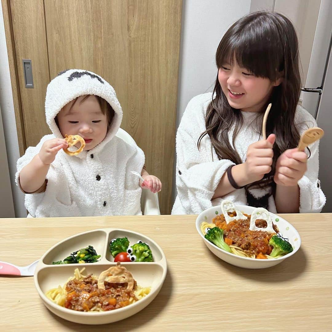 おかんとむすめさんのインスタグラム写真 - (おかんとむすめInstagram)「.  ハッピーハロウィン👻👻 毎年低クオリティなご飯で喜んでくれる 娘たち…本当にありがとう。笑 今年は仮装もおばけパジャマ…😂 ゆるいけど、笑顔が沢山で楽しい ハロウィン前夜でした🎃 みんなも楽しんでね☺️  #年の差姉妹 #年の差育児 #10才 #1才 #おかんとむすめ #ハロウィン #halloween」10月30日 19時54分 - okanmusume