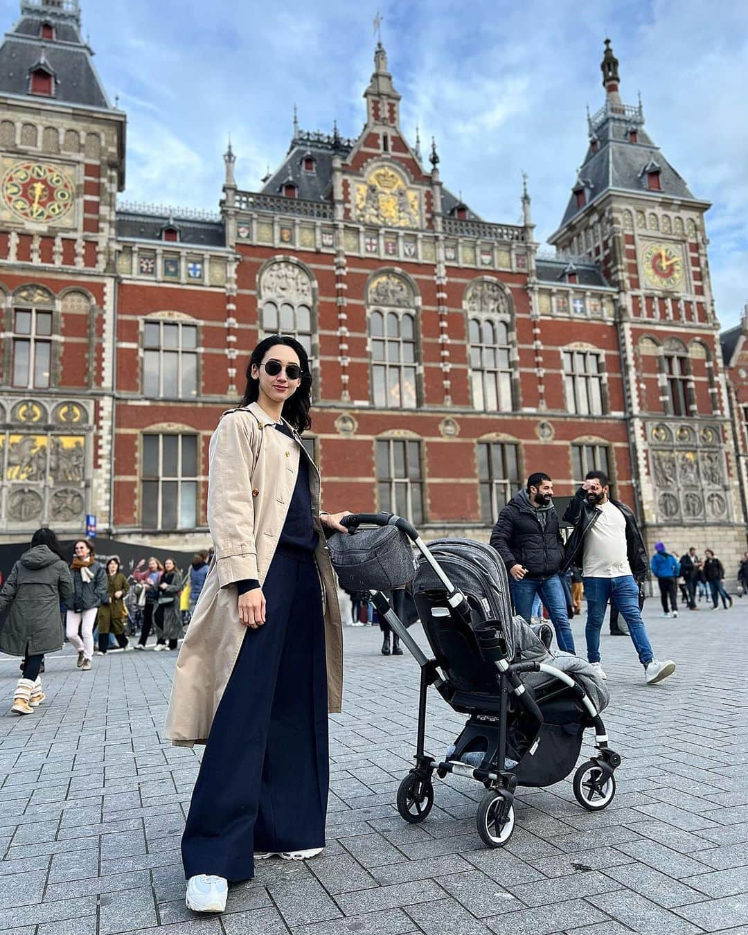 松原汐織さんのインスタグラム写真 - (松原汐織Instagram)「Sightseeing in Amsterdam every weekend! We went to Central Station, Chinatown (New King @newkingamsterdam )and Stroop Waffle Shop (Hans Egstorf @hansegstorf )🌷 I recommend New King is a baby-friendly restaurant. There are many tiny restaurants in Chinatown. Some restaurants are not suitable for babies because we have strollers. New King’s staff are friendly to us. Of course, the food was perfect. We had a lovely time there💕💕💕 ・ ・ 毎週末お決まりアムステルダム観光🇳🇱  昨日はアムステルダム中央駅→チャイナタウンでランチ→オランダの伝統的なお菓子であるストロープワッフルをデザートに！🫶🏻 チャイナタウンはこぢんまりとしたお店が多くて赤ちゃん連れは断られることもあるのですが、New Kingはとてもベビーフレンドリー👏🏻ベビーカーの持ち上げも手伝ってくれたり、キッズチェアもあったり、子連れも多くて居心地◎ もちろん料理も美味しくて、中華食べたい欲が満たされました😋(海外住みあるあるで、たまに食べたくなるんです♡)  やっとロンドンからの荷物が届いたので、トレンチコートが着られて嬉しくて嬉しくて💃 短い期間ですが、秋オシャレを楽しみたいです🍂  ・ ・ ー #baby #babygirl #8monthsold #mumofagirl #lovemyfam #netherlands #amsterdam  #chinatown #newking #stroopwafel  #babyfriendlyrestaurant #babyfriendly  #オランダ #オランダ生活 #アムステルダム中央駅 #チャイナタウン #ストロープワッフル #オランダ名物  #アムステルダム #アムステルダム生活 #アムステルダム子育て #オランダ子育て #子連れアムステルダム  #ヨーロッパ在住 #ヨーロッパ子育て #海外出産 #海外子育て #令和5年ベビー #女の子ママ  #shioriinNetherlands2023」10月30日 19時54分 - shiori_ma_