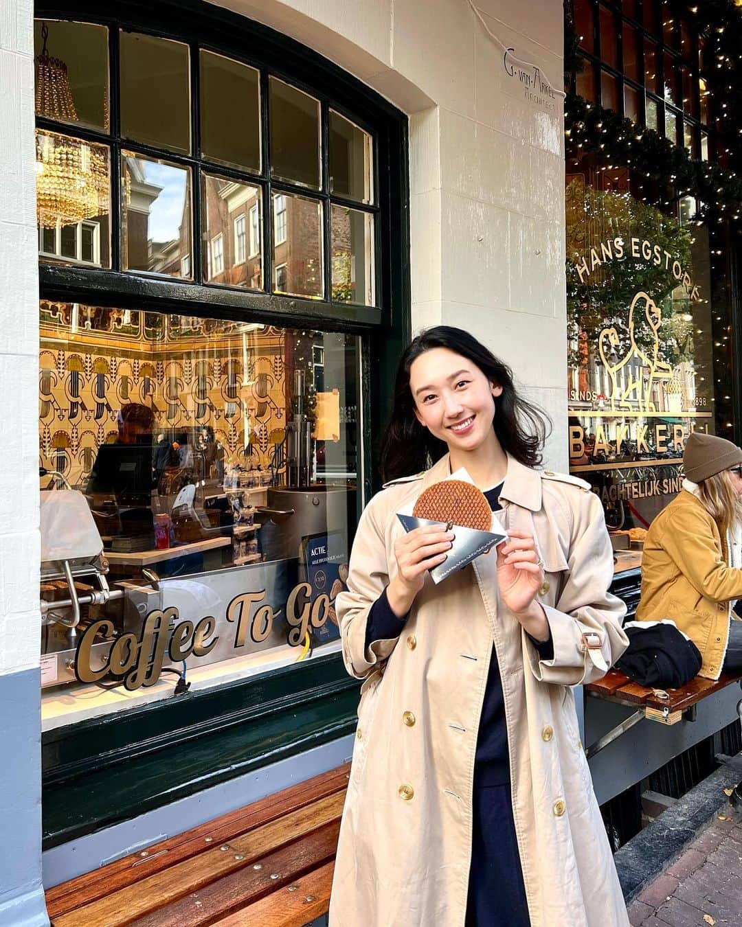 松原汐織さんのインスタグラム写真 - (松原汐織Instagram)「Sightseeing in Amsterdam every weekend! We went to Central Station, Chinatown (New King @newkingamsterdam )and Stroop Waffle Shop (Hans Egstorf @hansegstorf )🌷 I recommend New King is a baby-friendly restaurant. There are many tiny restaurants in Chinatown. Some restaurants are not suitable for babies because we have strollers. New King’s staff are friendly to us. Of course, the food was perfect. We had a lovely time there💕💕💕 ・ ・ 毎週末お決まりアムステルダム観光🇳🇱  昨日はアムステルダム中央駅→チャイナタウンでランチ→オランダの伝統的なお菓子であるストロープワッフルをデザートに！🫶🏻 チャイナタウンはこぢんまりとしたお店が多くて赤ちゃん連れは断られることもあるのですが、New Kingはとてもベビーフレンドリー👏🏻ベビーカーの持ち上げも手伝ってくれたり、キッズチェアもあったり、子連れも多くて居心地◎ もちろん料理も美味しくて、中華食べたい欲が満たされました😋(海外住みあるあるで、たまに食べたくなるんです♡)  やっとロンドンからの荷物が届いたので、トレンチコートが着られて嬉しくて嬉しくて💃 短い期間ですが、秋オシャレを楽しみたいです🍂  ・ ・ ー #baby #babygirl #8monthsold #mumofagirl #lovemyfam #netherlands #amsterdam  #chinatown #newking #stroopwafel  #babyfriendlyrestaurant #babyfriendly  #オランダ #オランダ生活 #アムステルダム中央駅 #チャイナタウン #ストロープワッフル #オランダ名物  #アムステルダム #アムステルダム生活 #アムステルダム子育て #オランダ子育て #子連れアムステルダム  #ヨーロッパ在住 #ヨーロッパ子育て #海外出産 #海外子育て #令和5年ベビー #女の子ママ  #shioriinNetherlands2023」10月30日 19時54分 - shiori_ma_