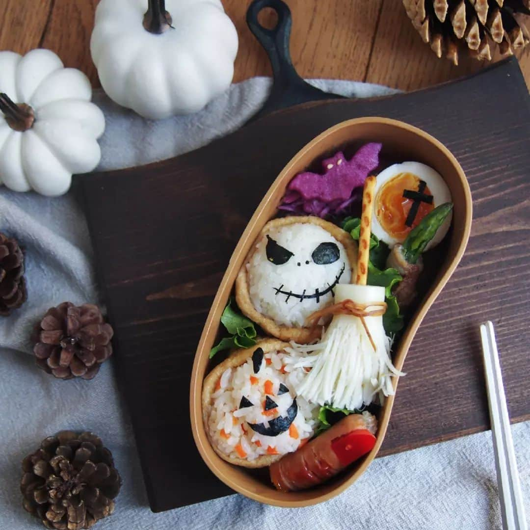 nori0620のインスタグラム：「最近は、お弁当を開けたら毎日がハロウィン🎃👻💀🍱🖤  ハロウィンmusicもお弁当も、明日でおしまい  今度はクリスマス🎄 早い早い～💦  ハロウィンpick続きます  お付き合い頂けたら、、、👻💜  #japaneseobento#obento#ハロウィン#ハロウィンお弁当#キャラ弁#幼稚園お弁当#お弁当記録#nokokitchen」