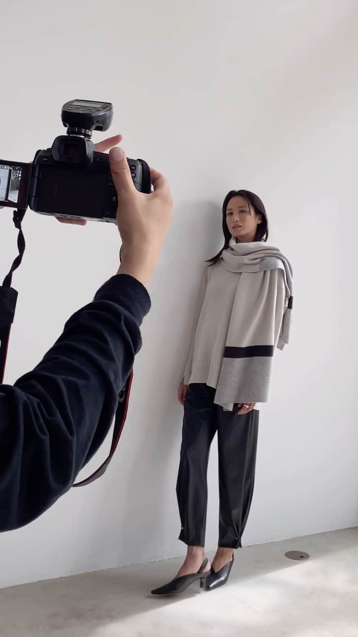 のインスタグラム：「. ICB STYLE WEB 2023  SPECIAL EDITION  ニットを今年らしく着こなす  最新配色 LESSON  冬のマストアイテムである「ニット」。 ブラック、ネイビー、グレーの 定番3色を軸にした最新配色をマスターして、 ニットスタイルを都会的にブラッシュアップ。 . . . Art Director：AKIHIRO YASUDA (KEE FACTORY) Photographer：RIKKI Hair & Make : AKIHIRO MOTOOKA Editor / Writer：AYAKO TAKAHASHI Model : EIMI KURODA(ASIA CROSS) . . . ICB STYLE WEB 2023  SPECIAL EDITION @icb_jp プロフィールリンクよりご覧いただけます。  #icb #icbjp #icbstyleweb  #onward #オンワード #オンワード樫山 #onwardcrosset #オンワードクローゼット #fashion #通勤コーデ #通勤スタイル #オフィススタイル #オフィスカジュアルコーデ #ootd #オフィスカジュアル #シンプルコーデ #大人カジュアル #秋コーデ #シンプルファッション #お仕事服 #ootdfashion #大人シンプル #ニット #ニットコーデ #カシミヤ混ニット #ストール #ストールコーデ #カシミヤ混ストール #ニットスタイル #ニット着こなし」