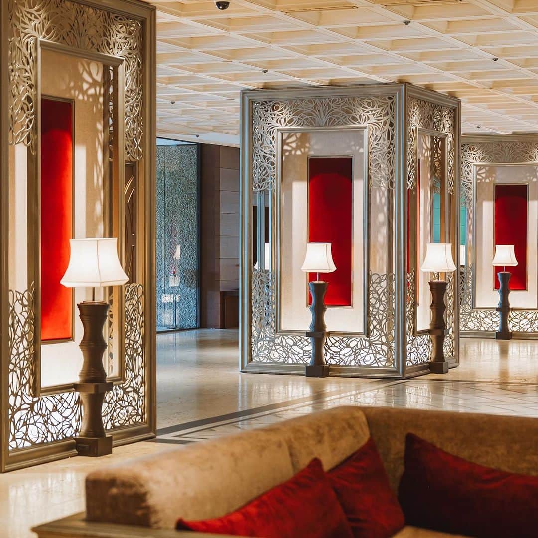 東京プリンスホテルさんのインスタグラム写真 - (東京プリンスホテルInstagram)「創業当時の雰囲気を残すクラシカルなロビーは、どこか懐かしい空間。  The Tokyo Prince Hotel lobby retains the same classical aura it has always had since its opening all those years ago.  Share your own images with us by tagging @tokyoprincehotel  —————————————————————  #東京プリンスホテル #ホテルインテリア #tokyoprincehotel #hotellife」10月30日 19時55分 - tokyoprincehotel
