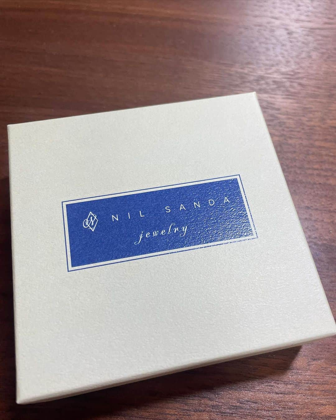 呉屋ありささんのインスタグラム写真 - (呉屋ありさInstagram)「. . 南国スリランカをイメージした nilsanda  jewelry ✨  普段手元のアクセサリーを付けてない私。 どうですか？笑  付けてる圧を感じさせない ノンストレスのパーフェクトデザイン‼︎  そんなnilsanda jewelryの 遊び心のあるジュエリーをチェックしてみてね💋 クーポンが12/21までなので クリスマスプレゼントにもオススメです。  着用:Sulanga指輪:ブラウンダイヤモンド  ................................. クーポンコード ARISA3500 割引額 3,500円 有効期間 2023/10/28 00:00 ～ 2023/12/21  23:59 クーポンが使用できる最低購入金額15,000円 ...................................  #jewelry #ジュエリー #指輪 #ブラウンダイヤモンド #ダイヤモンドリング #ダイヤモンド #天然石　#地金  #ニルサンダジュエリー  #nilsanda_jewelry #nilsanda」10月30日 19時55分 - arisa_goya