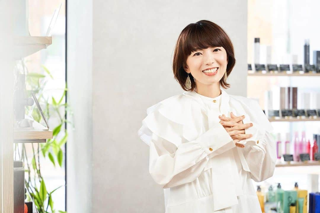 熊木杏里のインスタグラム：「💄トータルビューティーサロン 💅 KAINO のアンバサダーに就任致しました。 人生初がまだありました。嬉しいですね。  大阪なんば駅にある【なんばガレリアツインビジョン】にて 広告映像が流れます。 🐻期間10月30日〜11月5日、11月27日〜12月3日 お近くの方は是非ご覧くださいね。  清水健さんありがとうございます！ @shimizuken.official   そして、雰囲気ぴったりな素敵な衣装は @panormo_official  @junokamoto_   花井さん、岡本さん、ありがとうございます！！」