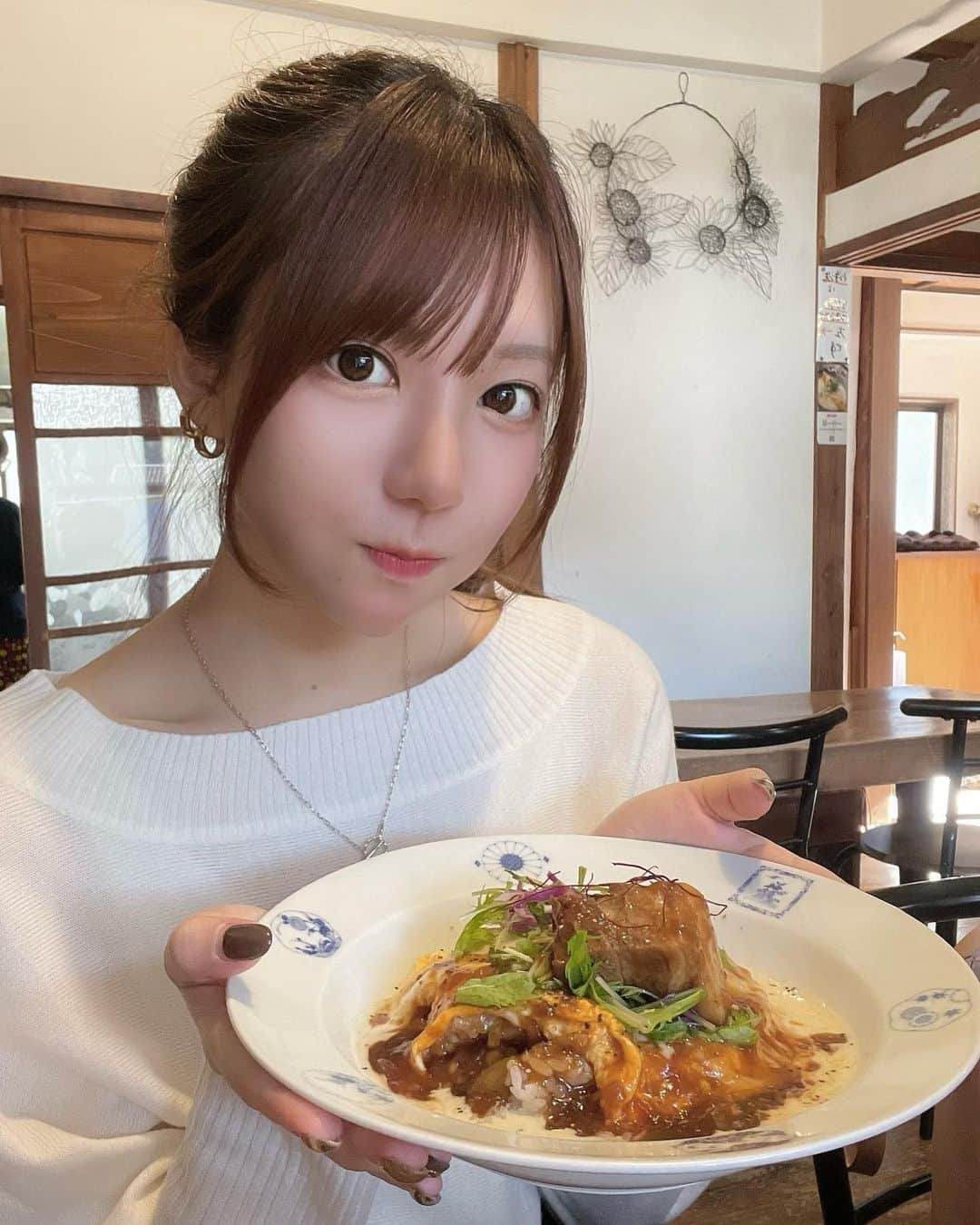 川本愛彩のインスタグラム：「. 本日もお疲れ様です☺︎  先日のlunchにて 大きいお肉がドーンと乗った ふわふわオムライス🍳 𓈒𓂂𓏸 最高に美味しかった❤︎  明日はHalloween🎃 夜は配信予定！ みんな、待ってるね🫶 . . . #lunch #food #yummy  #ランチ  #オムライス #大好物 #美味 #とろけた」