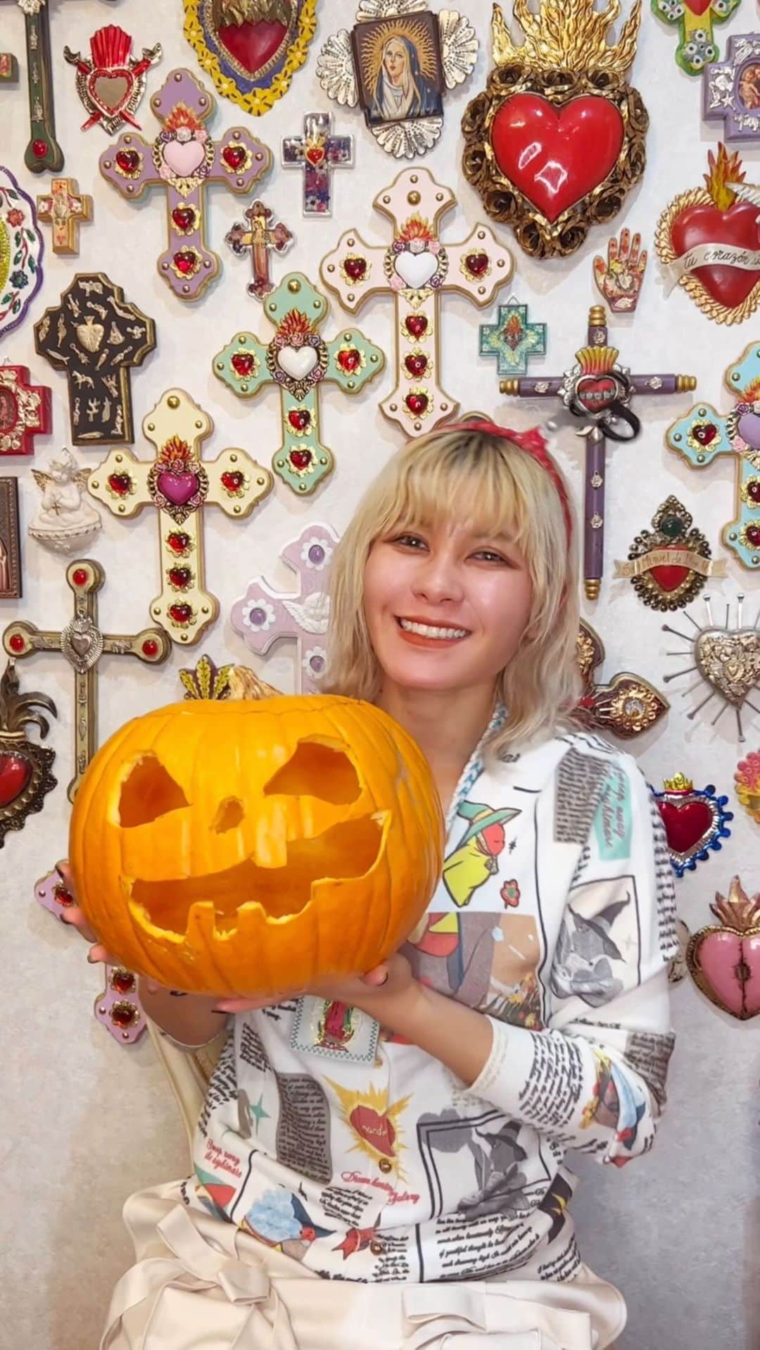 ファイルーズあいのインスタグラム：「お家でジャック・オ・ランタンを作ったよ〜🎃 めちゃくちゃ力のいる作業だったからしかめっつらしてるけど本当に楽しかった！！  いよいよ明日はハロウィンインスタライブ！！ みんなで素敵な悪夢を見ようね〜💜  #halloween  #fairouzai #ファイルーズあい」