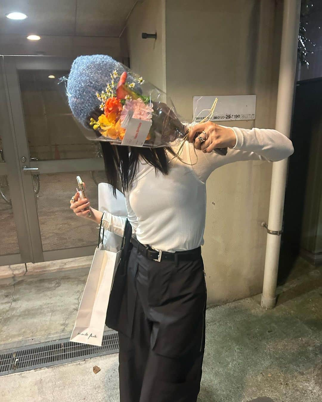 前田悠雅さんのインスタグラム写真 - (前田悠雅Instagram)「誕生日を毎年お祝いしてくれる友達に「毎年ありがとう」って一目惚れしたガーベラを一輪用意したら相手はもっと素敵な花束を用意してくれていて、可愛いお花の交換をしました💐 ちなみにもう一輪のガーベラは母に 「ママになって25年記念日おめでとう」で。」10月30日 19時57分 - ygm1019