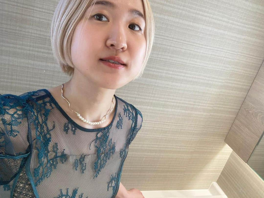 下舘夏希さんのインスタグラム写真 - (下舘夏希Instagram)「沖縄は親友のあんちゃんの結婚式で行ってました🌺💛 アクターズメンバーでの余興を急遽ダテシモの弾き語りに変更するバタバタさもありましたが、初の友人代表スピーチも歌も全力で想いを伝えた！ 2次会前にエネルギー使い果たし仮眠し過ぎて参加できなかったのだけ残念.. カチャーシータイム凄かった😳 #結婚式 #披露宴 #沖縄 #カチャーシー #幸せ #親友 #友達 #仲間 #アクターズスクール   #ダテシモの挑戦 #恵比寿リキッドルーム #恵比寿liquidroom #弾き語り #バンドワンマン #900人動員目標 #cd1500枚完売チャレンジ #シンガーソングライター」10月30日 19時58分 - dateshimo