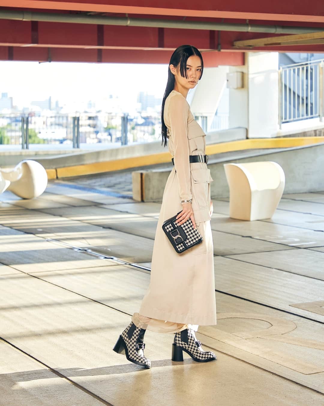 CHARLES & KEITH JAPAN CHARLES & KEITHのインスタグラム：「ニュートラルカラーのアウトフィットに、ブラック×ホワイトのハウンドトゥース柄がアクセントに。⁠ シューズとバッグのカラーを合わせればグッとモードな印象にアップデート。⁠ ⁠ Gabine ガビーヌ レザークロスボディバッグ⁠ (Article No. SL2-80271217)⁠ Gabine ガビーヌ ブロックヒールアンクルブーツ⁠ (Article No. SL1-91900006)⁠ ⁠ #CharlesKeithFW23⁠ #チャールズアンドキース⁠ ⁠ Photographer: Keisei Arai⁠ Stylist: Itsuka Watanabe⁠ Makeup Artist: ANNA⁠ Hair Stylist: Miho Emori」