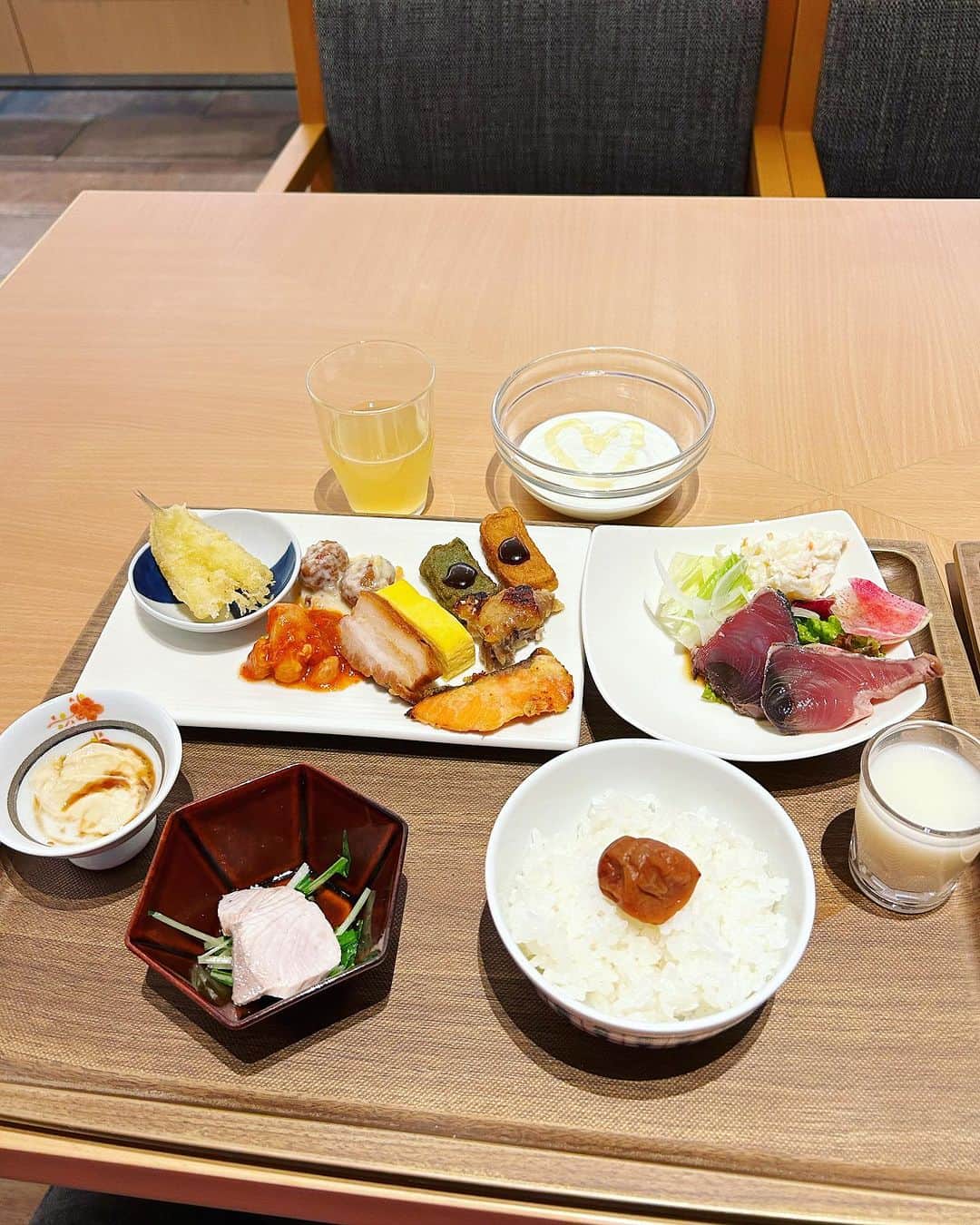 KagitaYukikoさんのインスタグラム写真 - (KagitaYukikoInstagram)「☀️🌃 京都女子旅♡♡ 満喫♪♪  素敵な思い出🌈  こちらのホテル 朝食であまさけも 飲めるし♪♪ うれしいな〜(*´ω｀*)💕  アメニティコーナーには ヘアオイルやパックも 数種類あったりで 大人気だったよ💕  ウェルカムドリンクで、 宿泊者が利用できる プレミアムラウンジでは  時間帯によって スイーツが食べれたり🍨💚  お酒におつまみが 楽しめたり🍶✨  ソフトドリンクもめっちゃ 豊富で☕️✨ 珈琲も最高だった(o^^o)💕  サービス満点で 旅の疲れも 癒されるね🍀  京都駅からも近くて アクセス便利で 良いですね☆★  #PR @richmond_premier_kyoto #リッチモンドホテルプレミア京都駅前  #richmond_premier_kyoto  #ホテルステイ好きな人と繋がりたい #ホテルステイ満喫  #京都旅行記  #京都駅周辺  #リッチモンドホテル　 #京都 #女子旅」10月30日 20時01分 - mermaid.yukinko