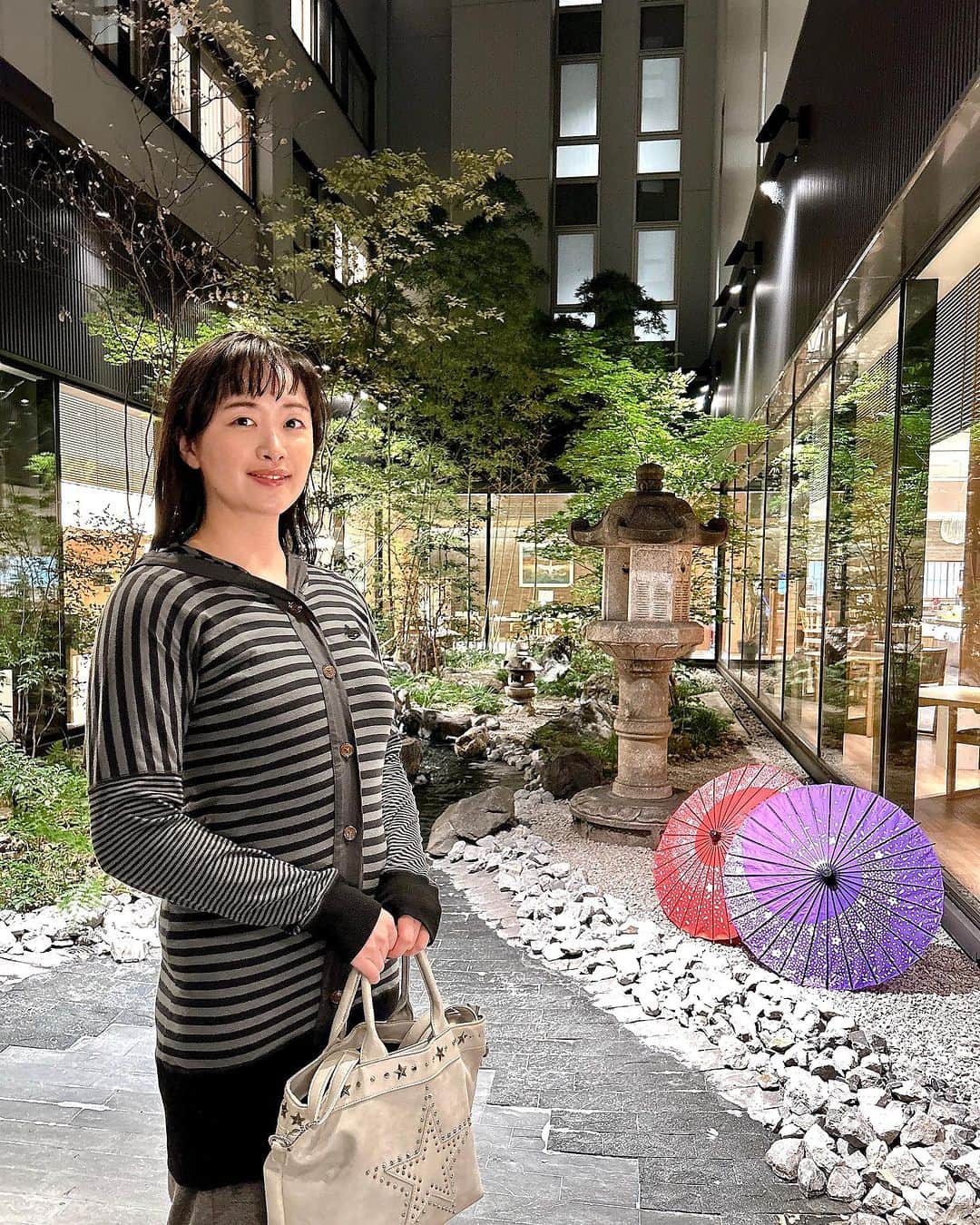 KagitaYukikoのインスタグラム：「☀️🌃 京都女子旅♡♡ 満喫♪♪  素敵な思い出🌈  こちらのホテル 朝食であまさけも 飲めるし♪♪ うれしいな〜(*´ω｀*)💕  アメニティコーナーには ヘアオイルやパックも 数種類あったりで 大人気だったよ💕  ウェルカムドリンクで、 宿泊者が利用できる プレミアムラウンジでは  時間帯によって スイーツが食べれたり🍨💚  お酒におつまみが 楽しめたり🍶✨  ソフトドリンクもめっちゃ 豊富で☕️✨ 珈琲も最高だった(o^^o)💕  サービス満点で 旅の疲れも 癒されるね🍀  京都駅からも近くて アクセス便利で 良いですね☆★  #PR @richmond_premier_kyoto #リッチモンドホテルプレミア京都駅前  #richmond_premier_kyoto  #ホテルステイ好きな人と繋がりたい #ホテルステイ満喫  #京都旅行記  #京都駅周辺  #リッチモンドホテル　 #京都 #女子旅」