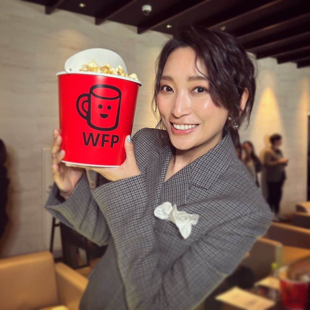 杏さんのインスタグラム写真 - (杏Instagram)「イベントで伺った映画館で、WFPのポップコーン！ スタッフやキャスト、皆で美味しくいただきました😊 売り上げの一部がレッドカップキャンペーンを通じて国連WFPに寄付されるそうです。  ごちそうさまにまつわる内容に、#ごちそうさまで飢餓をなくそう を付けて投稿すると、1 投稿につき 150 円（学校給食 5 人分）が寄付協力企業から寄付され、途上国の学校給食支援につながります。  #ごちそうさまで飢餓をなくそう #ごちそうさまチャレンジ」10月30日 20時01分 - annewatanabe_official