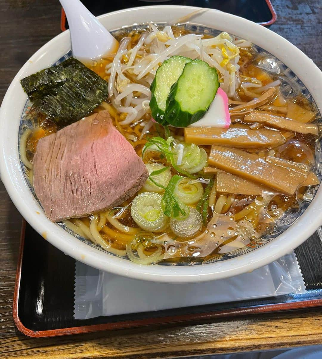 豆柴なつ&ふゆさんのインスタグラム写真 - (豆柴なつ&ふゆInstagram)「Totoro tree🌲 山形・トトロの木🌲  カイヌシは冷やしラーメン😋  #東北旅行 #山形 #yamagata  #トトロの木 #トトロ #冷やしラーメン    #trip  #犬連れ旅行　#旅行 #ワンコと旅行 #犬と旅行  #犬のいる暮らし  #しばいぬ #シバフル #わんダフォ #shibamania  #shiba_snap  #instashiba#cutedogs  #柴犬#shiba #shibainu #shibastagram #pecoいぬ部 #shibainumag_feature #dogoftheday  #🐕📷 #theshibasociety」10月30日 20時03分 - mameshiba.natsuinu56