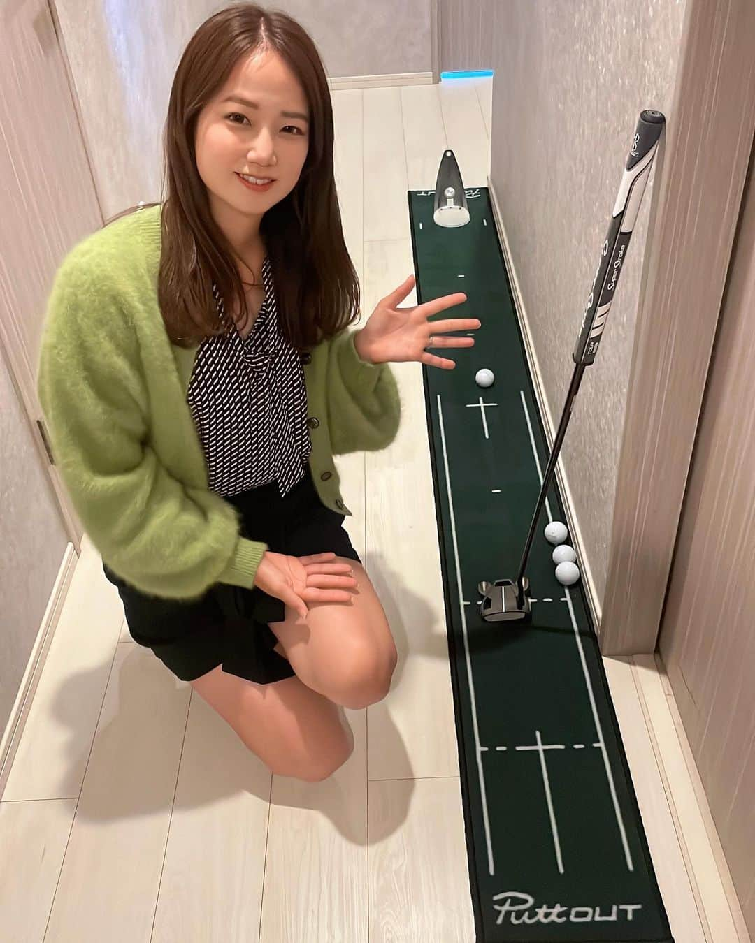 なみさんのインスタグラム写真 - (なみInstagram)「お家でパタ練初めました😆⛳️  テイクバックする時にラインがあるパターマットが欲しくてこれに⛳️♡  2メートルあるから、短いのもちょっと長いのも練習出来る😆🫶  ボールが通る位置も確認出来て、優れもののパターマット😁  パター練習が楽しくなって、ゴルフ行きたい欲爆発です💥🤩  気になる方は是非見てね👍 https://collabs.shop/1a8rlz  #puttout  @puttout_japan  #pr  #パター #パター練習 #パターマット #ゴルフ #ゴルフ練習 #golf #골프」10月30日 20時04分 - nami73_golf