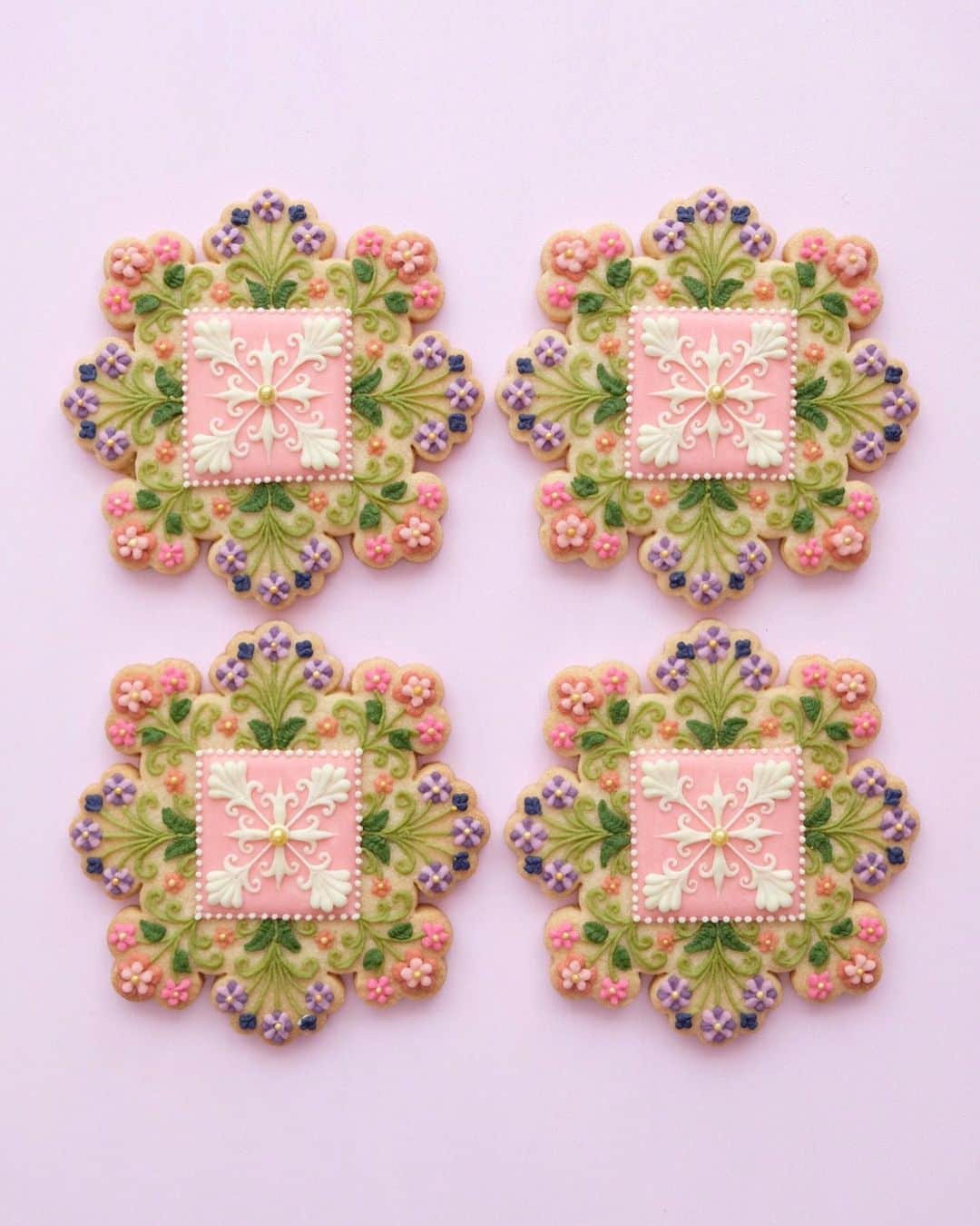 KUNIKAさんのインスタグラム写真 - (KUNIKAInstagram)「Flower lace tile cookies  ❁ 🌷🪻🌷🪻🌷 ❁  #artofkunika」10月30日 20時04分 - _kunika_