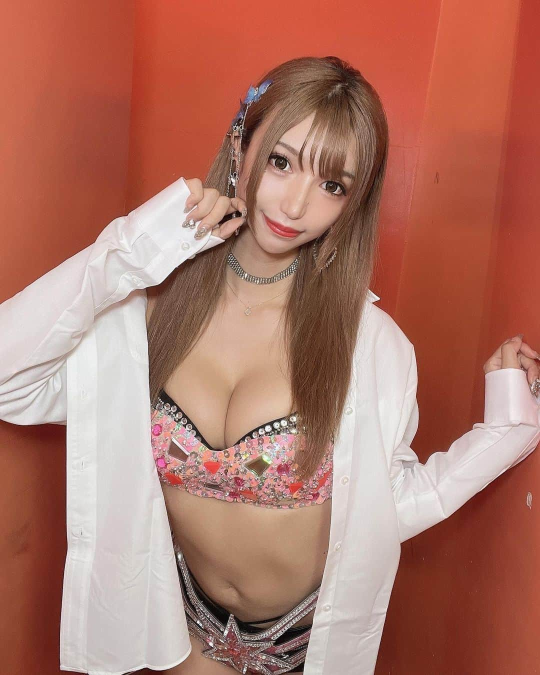 かえるちゃんさんのインスタグラム写真 - (かえるちゃんInstagram)「スターダムさんの Decade of Queens 〜夏すみれプロデュース10周年大会〜 2023.10.18 新宿FACE  でバーレスクヤバイメンバーで ミニパフォーマンスさせていただきました🎀👏楽しかったあ ラウンドガールイメージ衣装どおかなあ？ ♡ ♡ #スターダム #ラウンドガール  #東京 #脚フェチ #japan  #脚が本体のギャルコスプレイヤー #かえるちゃん #介護美容師 #撮影会モデル #ポートレート女子 #ポートレート撮影 #被写体モデル #good_portraits_world #hueart_life #lovers_nippon_portrait #pasha_magagine #portrait_shot #写真好きな人と繋がりたい #お洒落さんと繋がりたい #角色扮演  #얼스타그램 #팔로우 #コスプレイヤー #バーレスクヤバイ #バーレスク東京 #ギャル #派手髪 #cosplay  #cosplayer  #followme」10月30日 20時05分 - k.kaeru