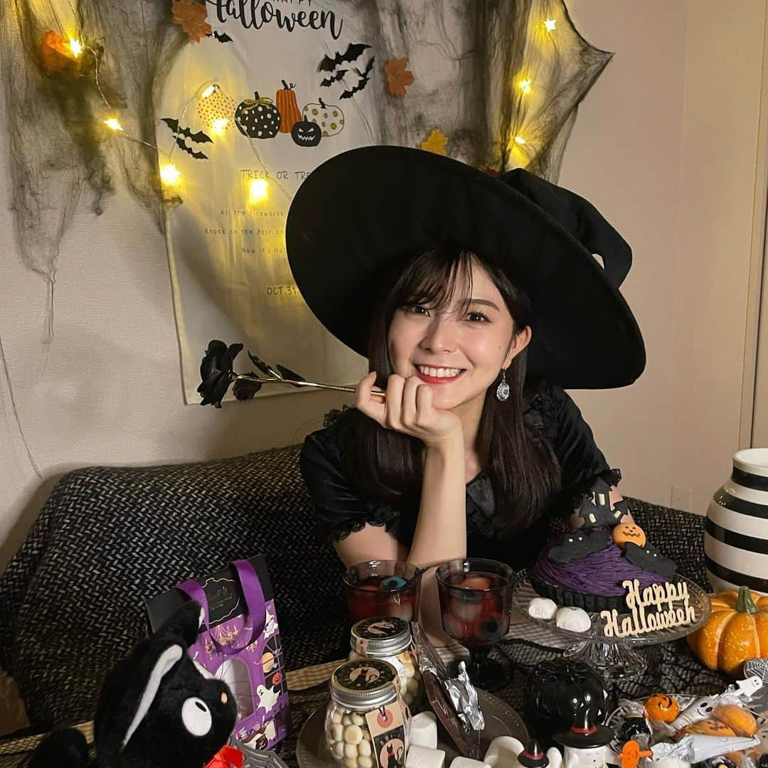 住本結花さんのインスタグラム写真 - (住本結花Instagram)「. 久しぶりのホームパーティ投稿。笑 ハロウィンパーティーです🎃 こんなにしっかり仮装することはもう無い気がします…  ケーキは紫芋のモンブランタルト💜 黒いタルト台を初めて焼いたのですが ゴシックな雰囲気になってお気に入りです  そして相手はいつものるみちゃん 他に友達いないのかと  #コスプレ　#ハロウィン仮装　#ホームパーティ　#ハロウィンコスプレ #ハロウィンスイーツ  #ハロウィン🎃 #ハロウィン装飾  #halloween #halloweenmakeup #halloweencostume #halloween🎃 #ハロウィン　#ハロウィンパーティー　#ハロウィン飾り #岩手めんこいテレビ　#めんこいテレビ　#アナウンサー　#住本結花　#岩手　#岩手県」10月30日 20時05分 - yuka_sumimoto_mit