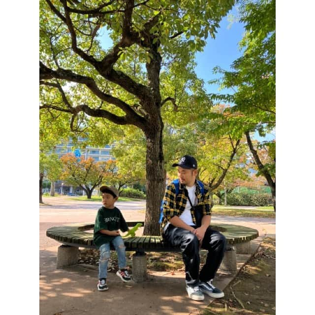 NON-Pさんのインスタグラム写真 - (NON-PInstagram)「2泊3日熱海の思い出シリーズ💛  お友達家族と一緒だから、いつも以上に楽しくて、なかなか寝なくてずーっと遊んでる子供たち🙌🧒🏻🙌🧒🏻⤴️  私的、1番の写真＆動画はこれ❕  プールで、最高に気持ち悪いパパ😱🤣🤪笑  #熱海 #旅行 #熱海旅行 #friend #プール #パパ最高に気持ち悪い水死体にしか見えない笑 #🤣 #favoritephoto  #子供たちのパワー凄過ぎて大人たち死ぬ #遊び倒して最高に楽しかった」10月30日 20時06分 - nonp_mam