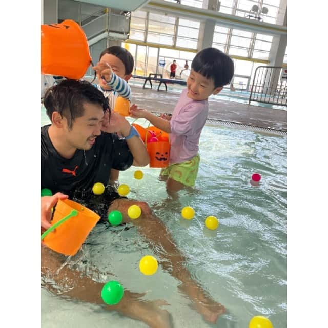 NON-Pさんのインスタグラム写真 - (NON-PInstagram)「2泊3日熱海の思い出シリーズ💛  お友達家族と一緒だから、いつも以上に楽しくて、なかなか寝なくてずーっと遊んでる子供たち🙌🧒🏻🙌🧒🏻⤴️  私的、1番の写真＆動画はこれ❕  プールで、最高に気持ち悪いパパ😱🤣🤪笑  #熱海 #旅行 #熱海旅行 #friend #プール #パパ最高に気持ち悪い水死体にしか見えない笑 #🤣 #favoritephoto  #子供たちのパワー凄過ぎて大人たち死ぬ #遊び倒して最高に楽しかった」10月30日 20時06分 - nonp_mam